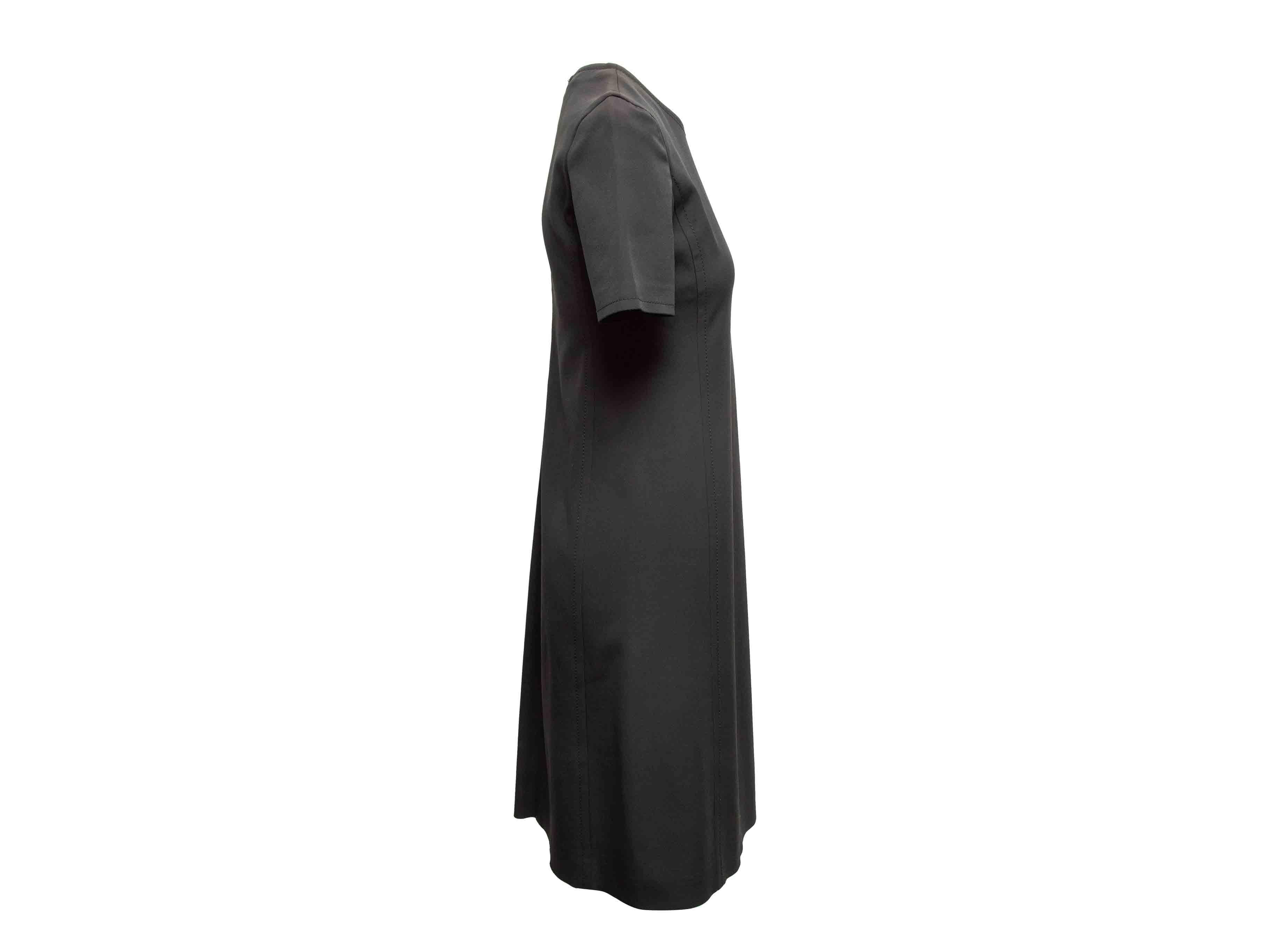 Schwarzes Prada Kurzärmeliges Knielanges Kleid Größe IT 42 im Zustand „Gut“ im Angebot in New York, NY