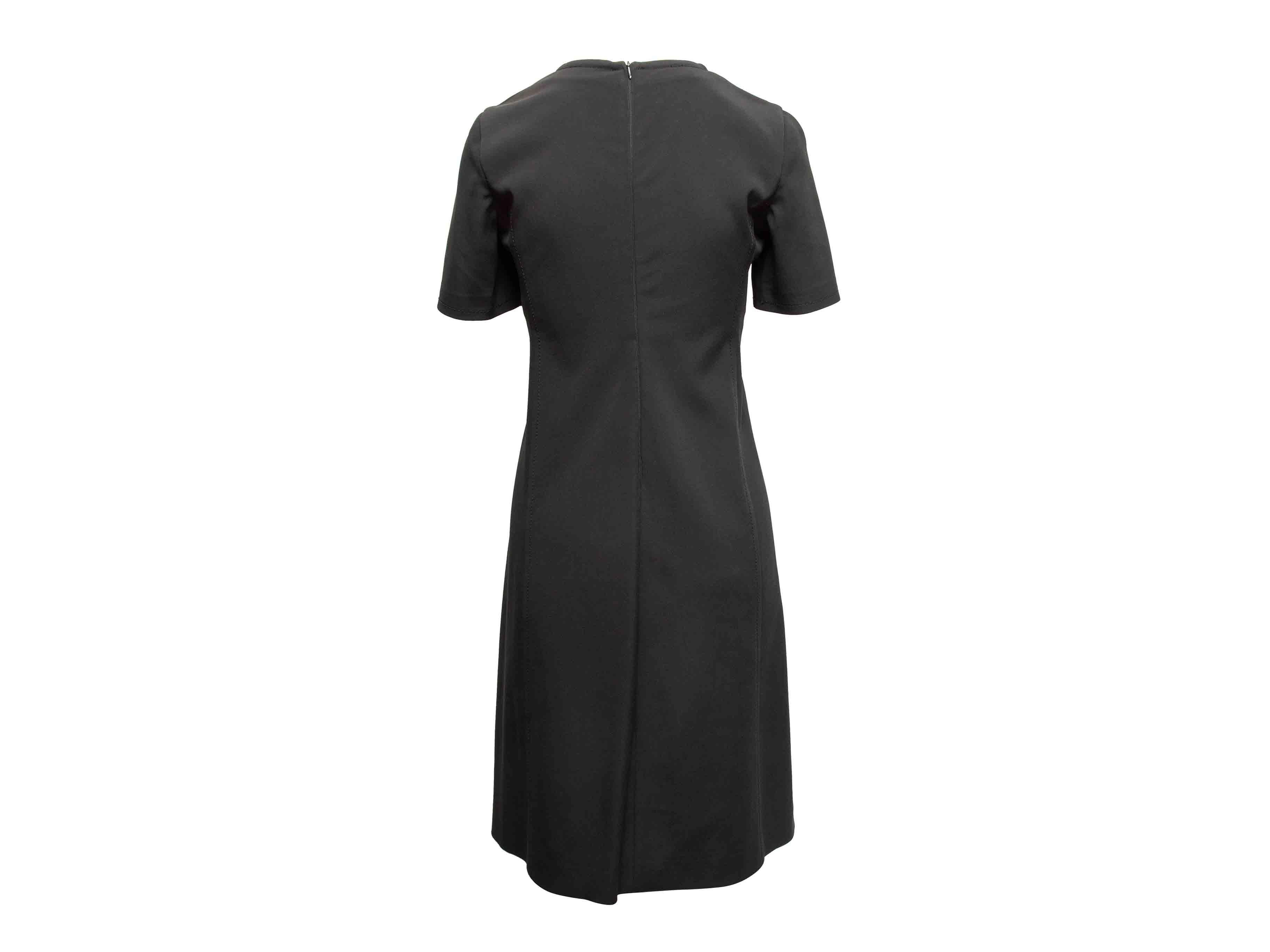 Schwarzes Prada Kurzärmeliges Knielanges Kleid Größe IT 42 Damen im Angebot