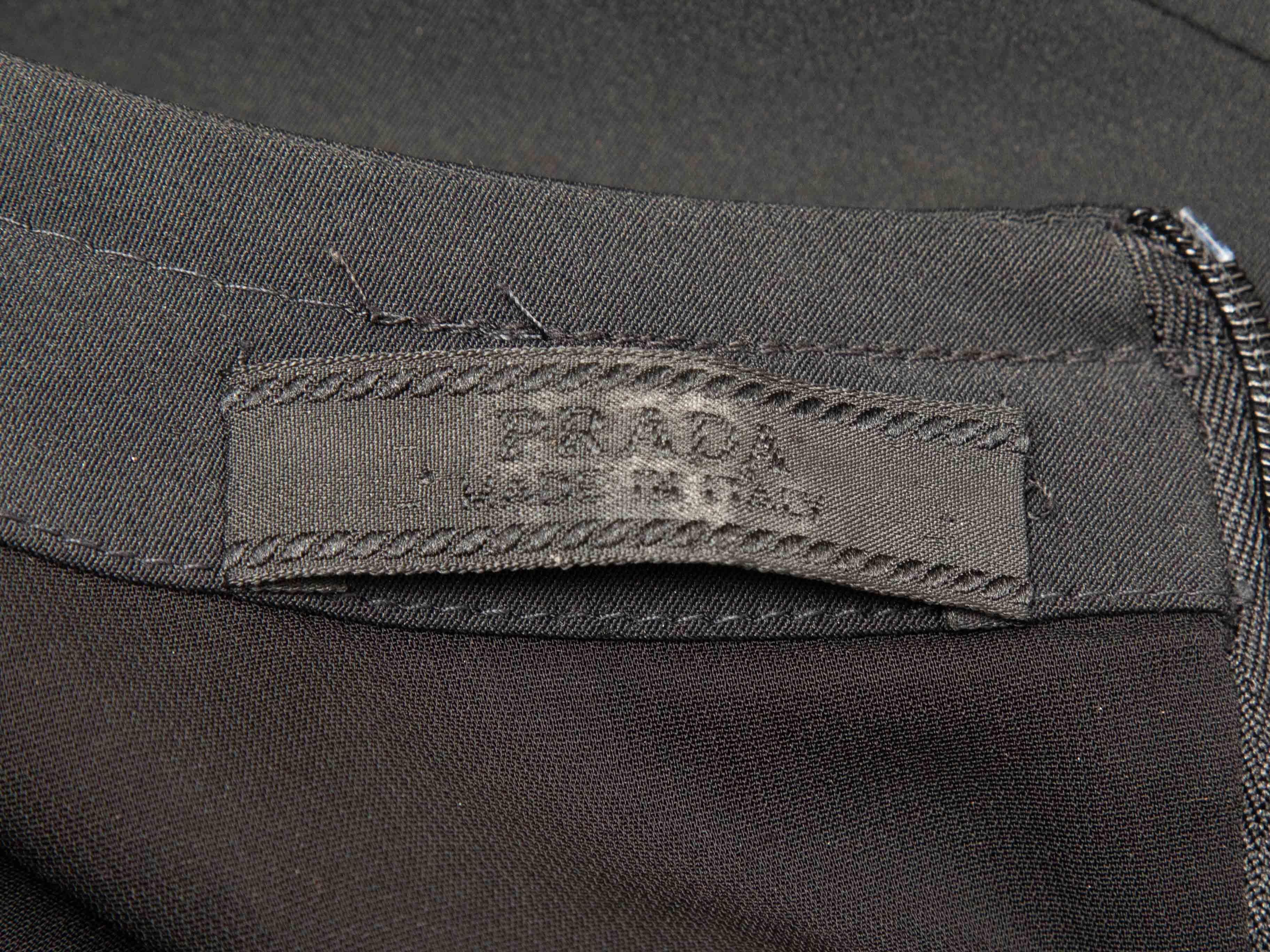 Schwarzes Prada Kurzärmeliges Knielanges Kleid Größe IT 42 im Angebot 1
