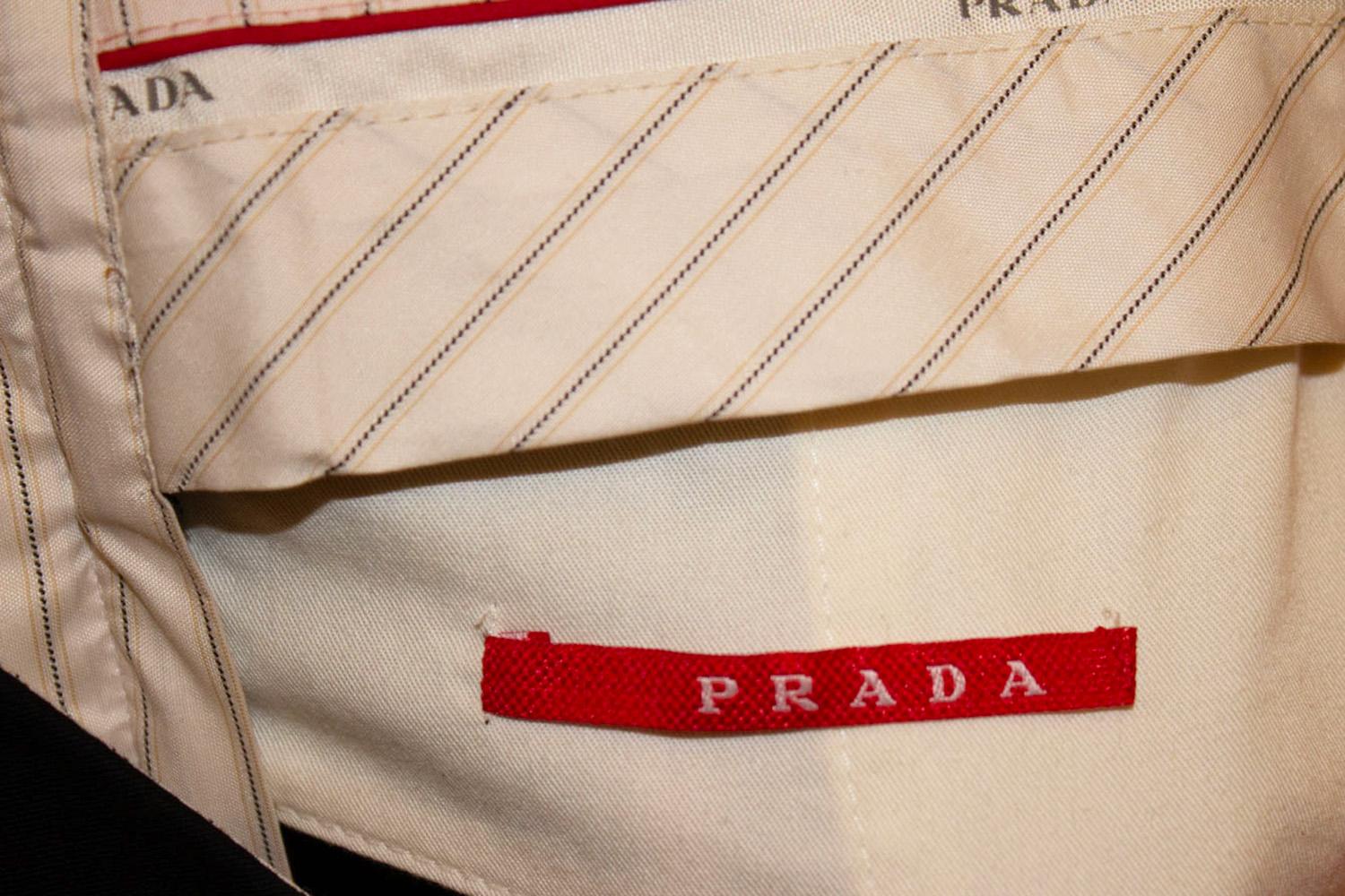  Ein schickes Paar schwarzer Hosen von Prada. 
Wie nicht anders zu erwarten, ist die Hose sehr gut geschnitten und besteht aus einer Wollmischung (98% Wolle, 2% Lycra).
Die Hose ist mit Gürtelschlaufen versehen,  einem Reißverschluss vorne und zwei