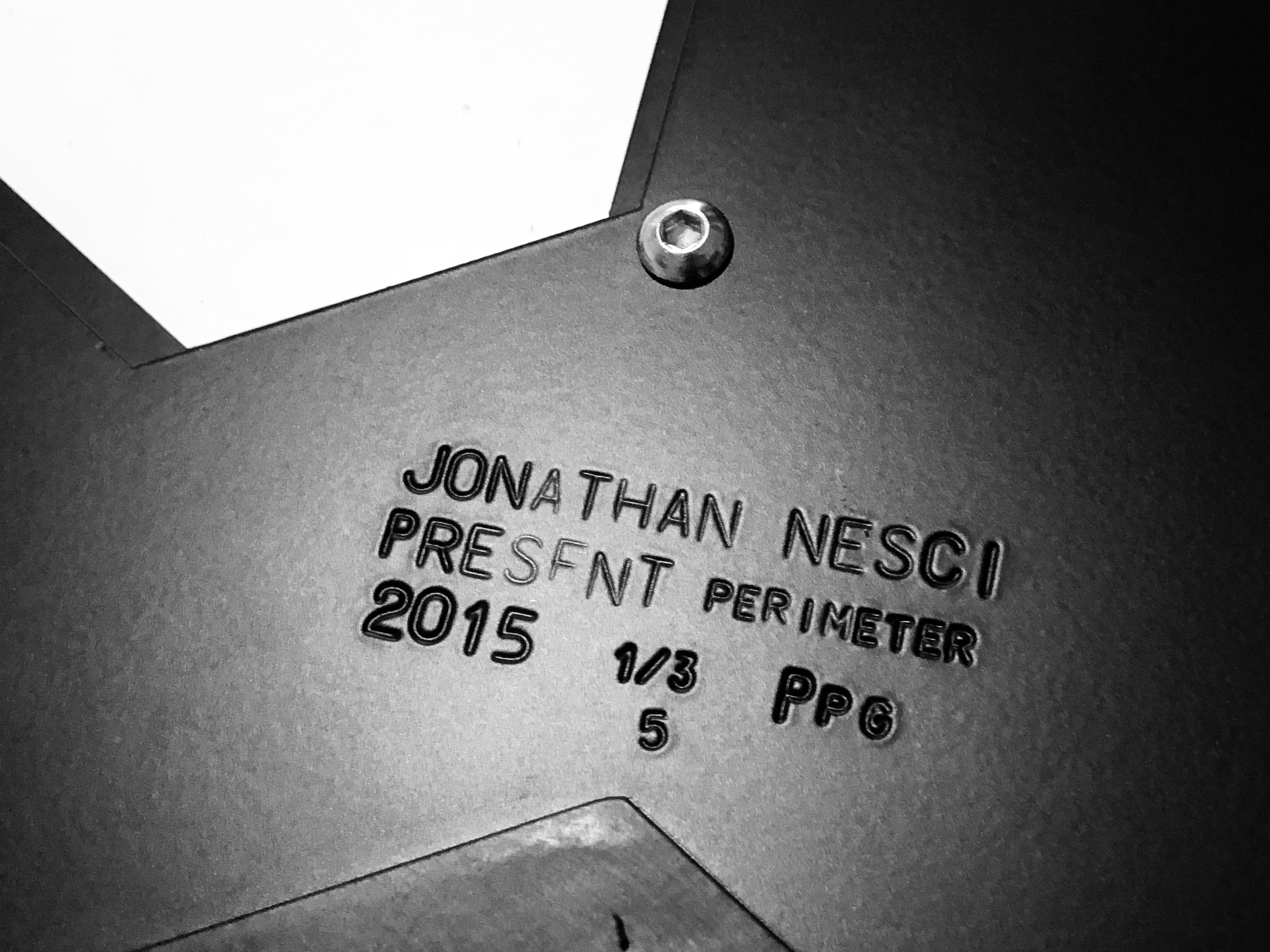 Black Present Perimeter-Spiegel Nr.05 des Designers Jonathan Nesci, Schwarz (Minimalistisch) im Angebot