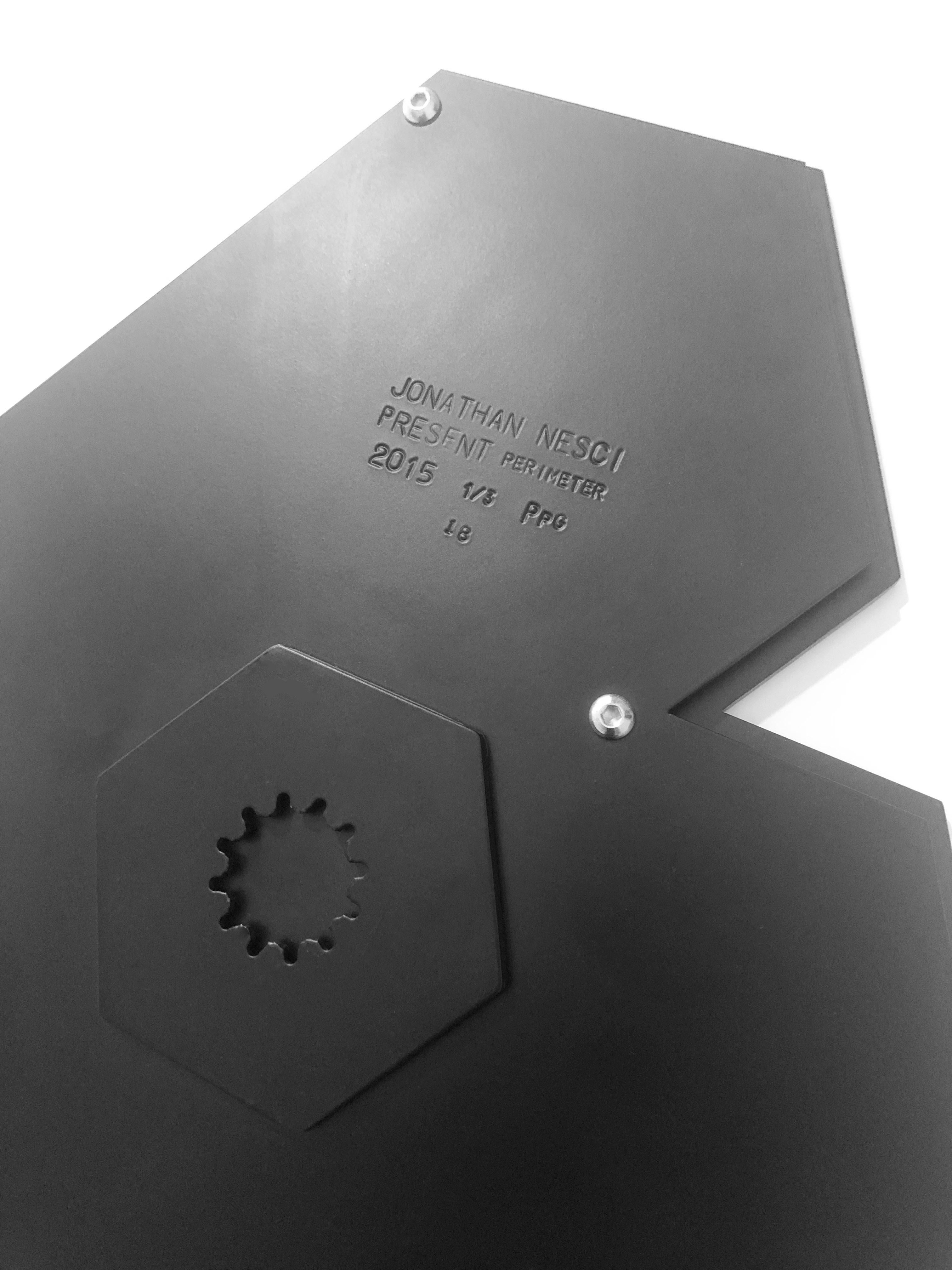 Black Present Perimeter-Spiegel Nr.18 des Designers Jonathan Nesci, Schwarz (Minimalistisch) im Angebot