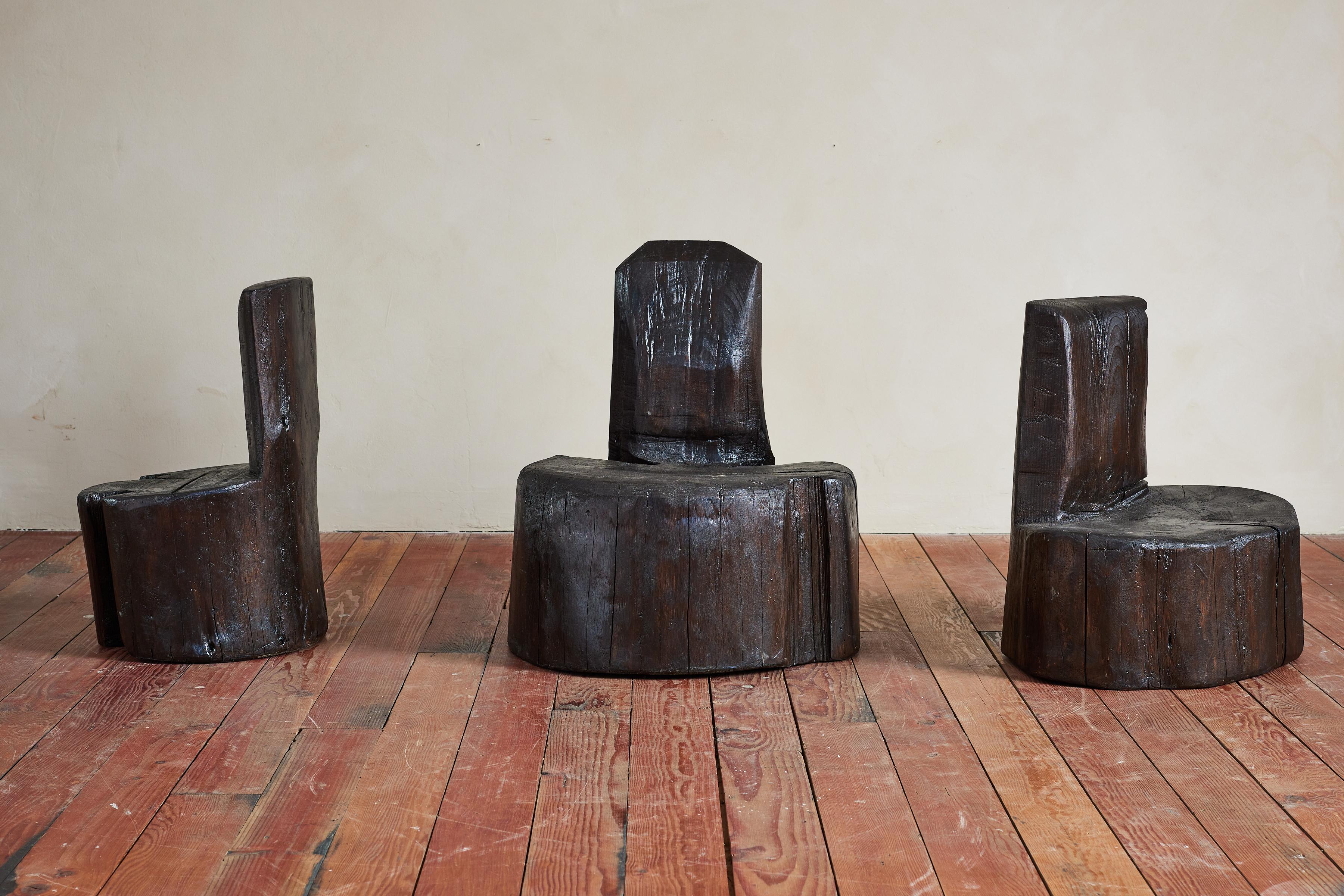 Schwarz Primitive Log Stühle (Französisch) im Angebot