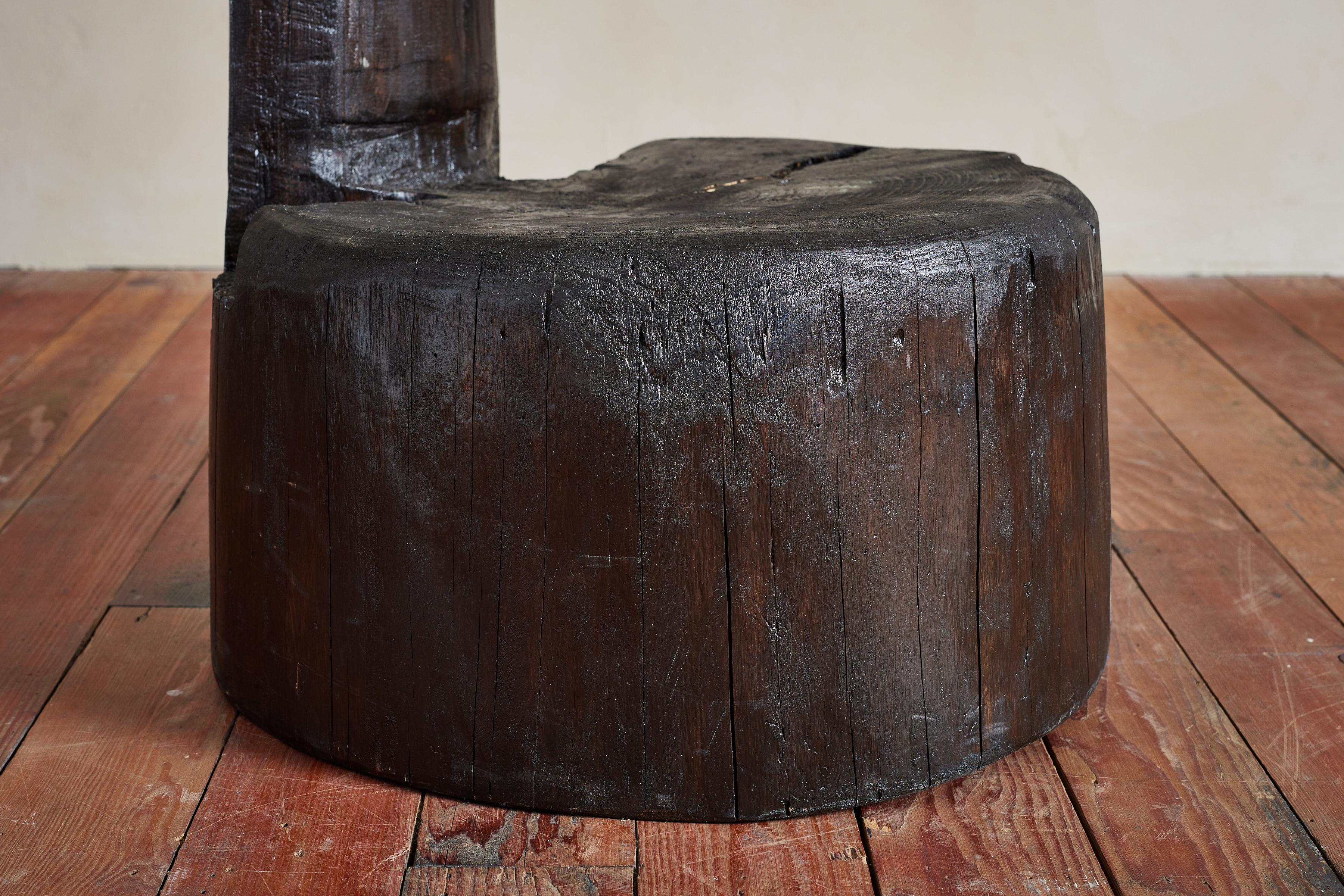 Schwarz Primitive Log Stühle im Angebot 2
