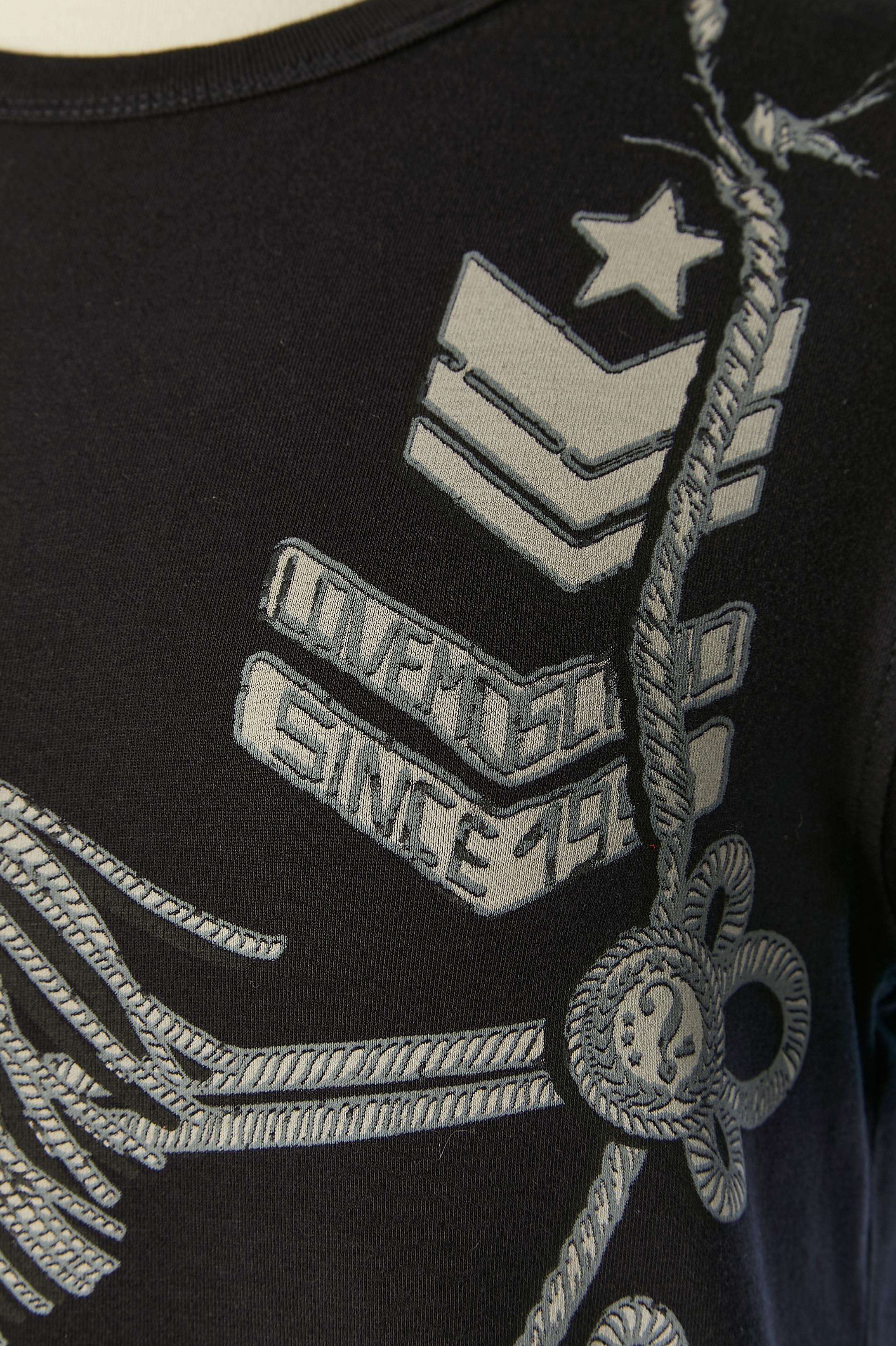 Camiseta negra de punto de algodón estampado. Composición del tejido: 94% algodón 6% elastán 
Talla S en la etiqueta pero queda M 