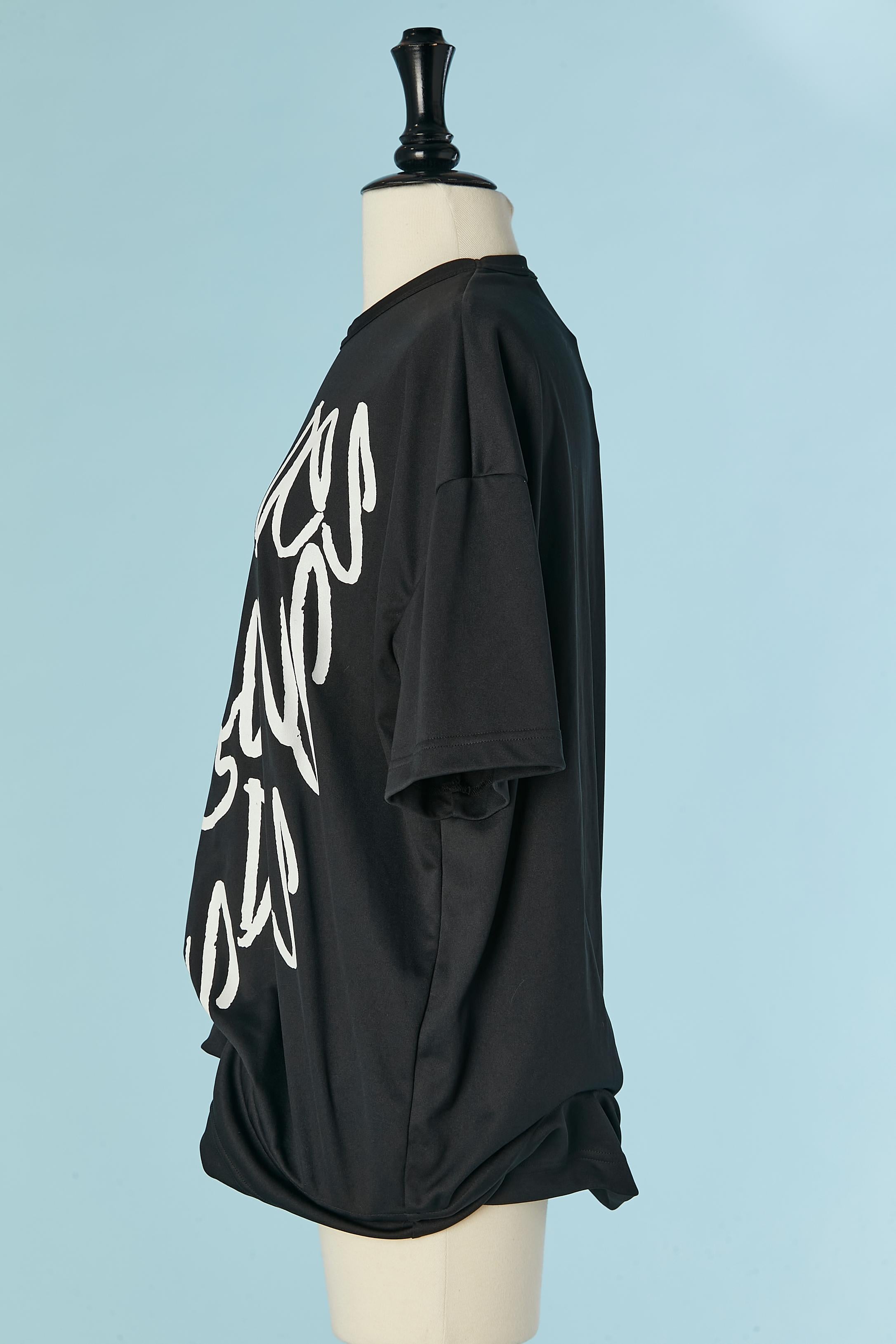 Noir Tee-shirt noir imprimé avec un cercle rigide dans le bord inférieur Comm des Garçons en vente