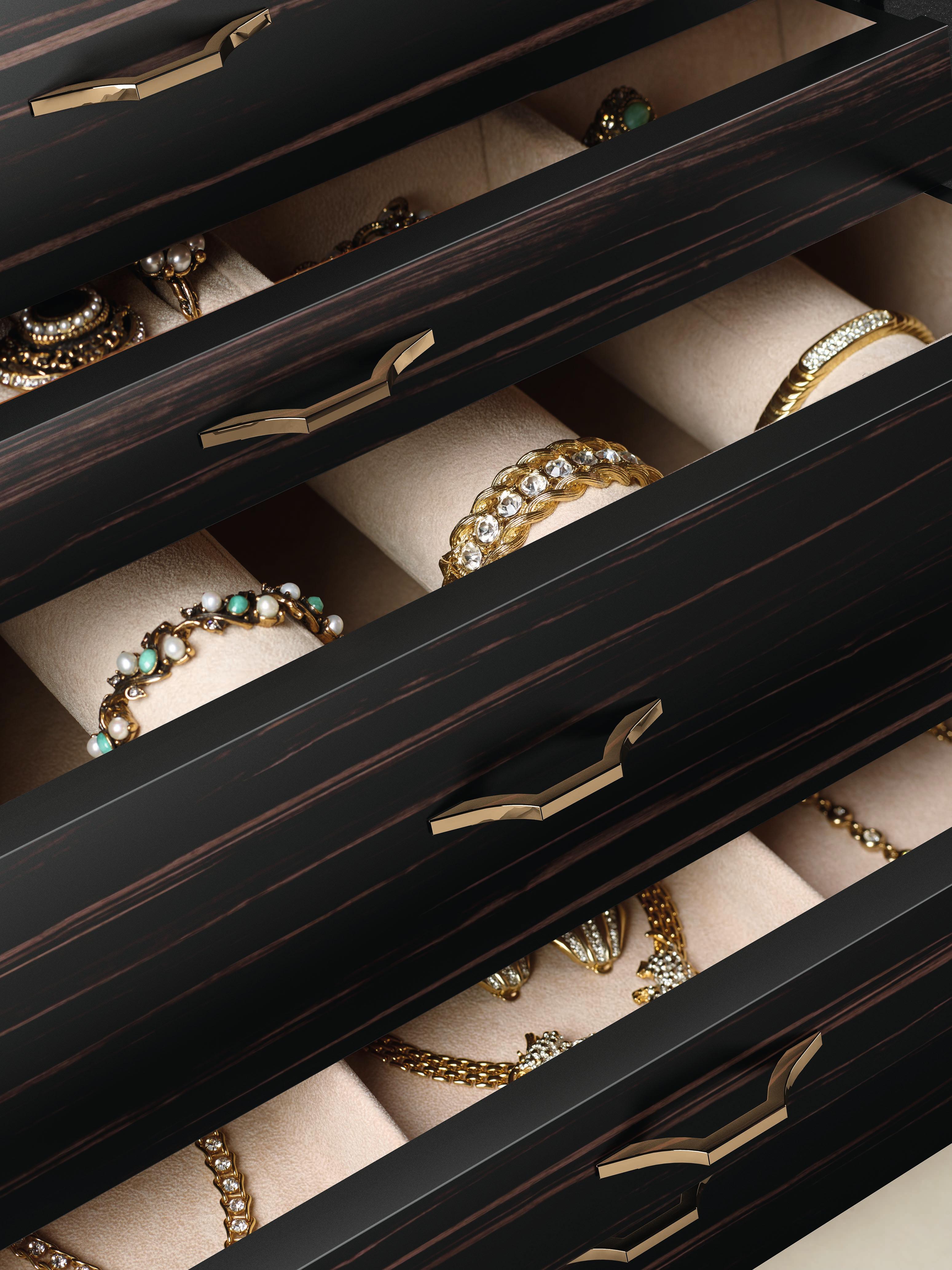 Seguro para joyas, disponible en tres opciones de acabado. Consulta la información que figura más abajo para ver los detalles de las variaciones de acabado. De cobre: Joyero de acero martillado acabado cobre. Cajones de caoba forrados para joyas y