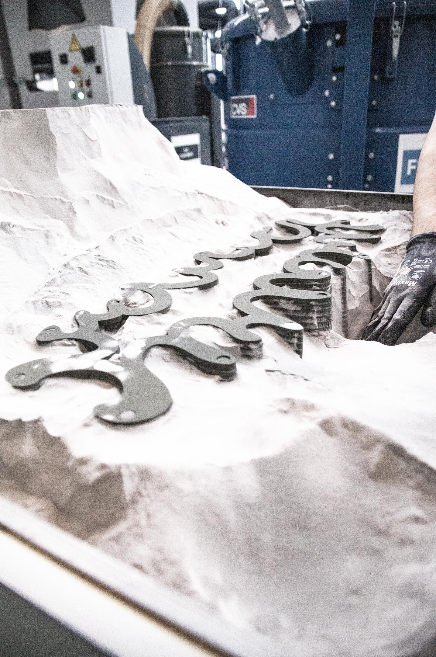 Repoussant les limites du possible, DUNE est une table basse moderne, imprimée en 3D à partir de sable de quartz noir. Belle, audacieuse et dynamique... une forme permanente émerge d'un monticule composé de millions de particules de sable.

Inspirée
