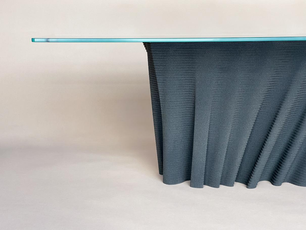 Moderne Table basse rectangulaire moderne en sable de quartz noir, plateau en verre en vente