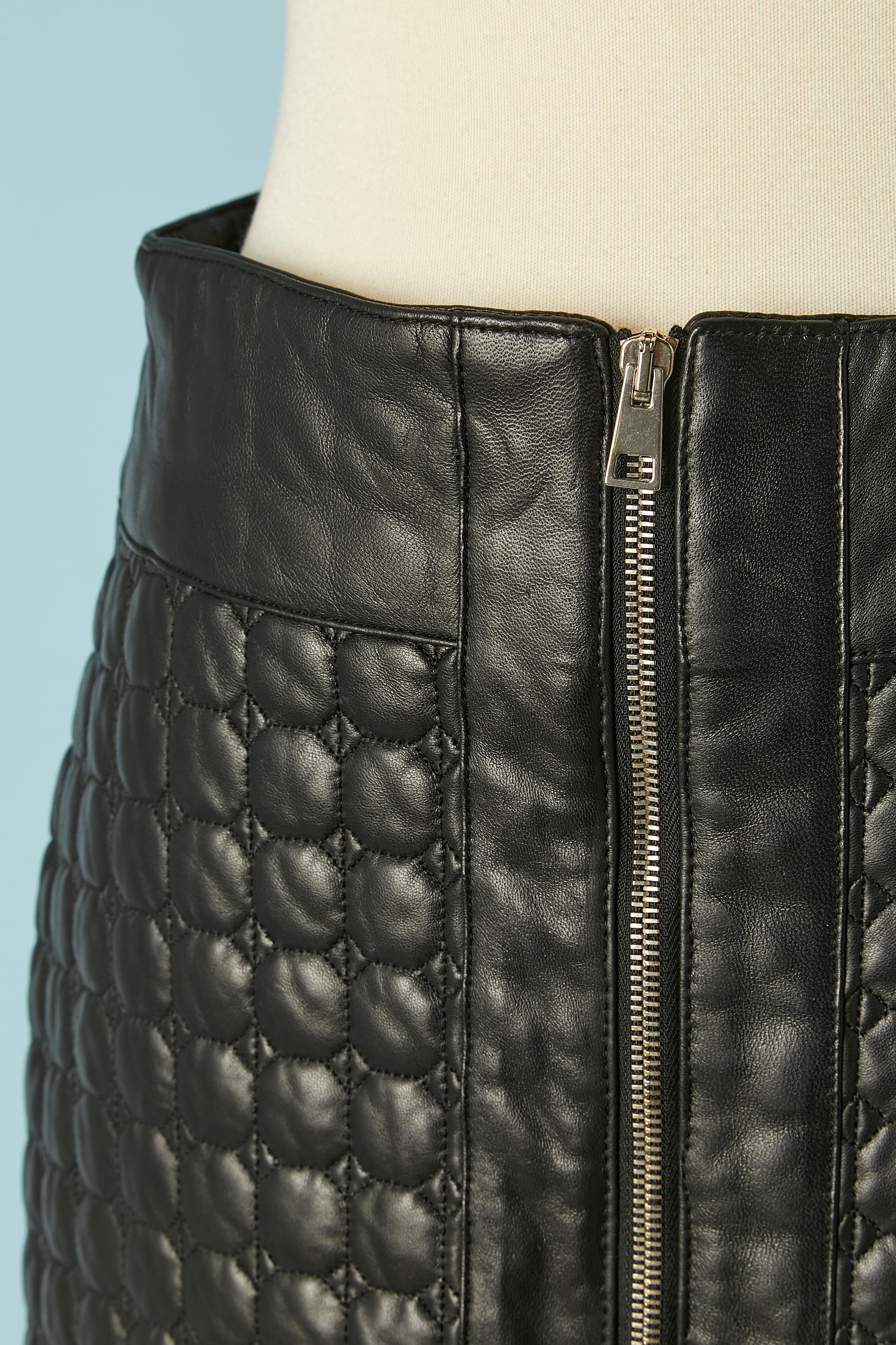 Schwarzer gesteppter und abgesteppter Lederrock mit Reißverschluss. Zusammensetzung des Futters: 65% Acetat, 35% Polyester. 
GRÖSSE M 