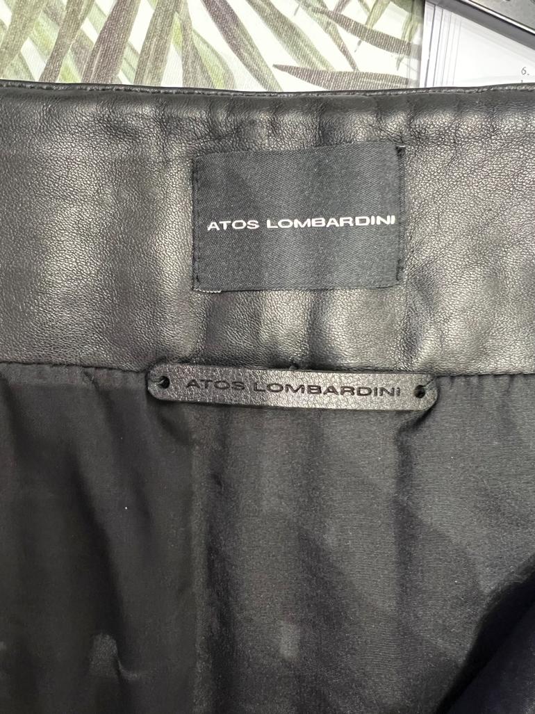 Schwarzer gesteppter und topstickter Lederrock mit Reißverschluss Atos Lombardini im Angebot 3