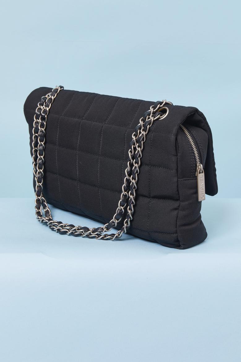 Schwarzer gesteppter Stoff Zeitlose Tasche CHANEL 2002 im Zustand „Hervorragend“ im Angebot in Saint-Ouen-Sur-Seine, FR