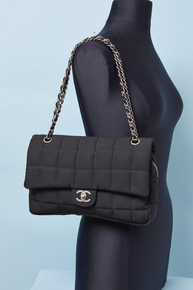 Schwarzer gesteppter Stoff Zeitlose Tasche CHANEL 2002 im Angebot 1