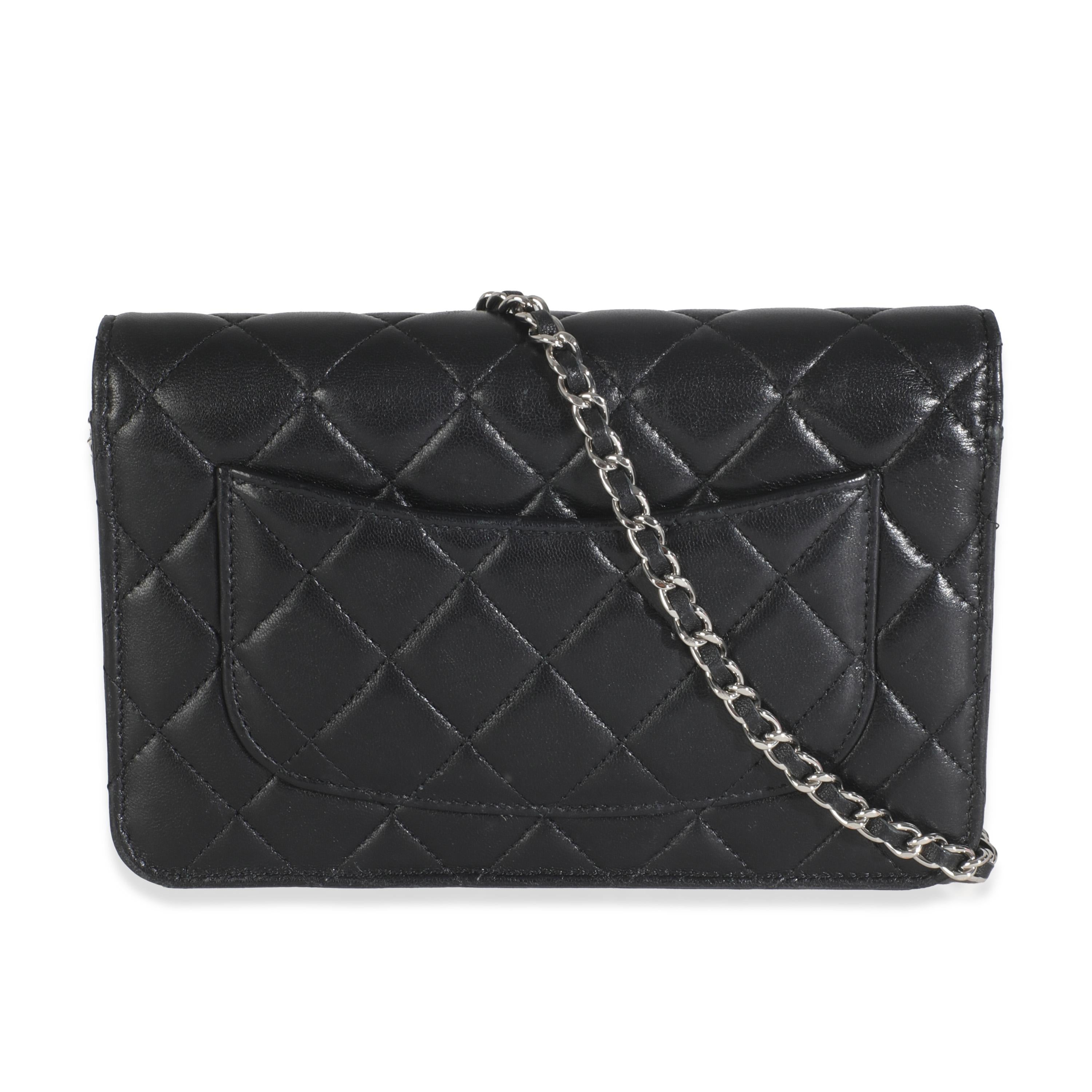 Título del listado: Cartera de piel de cordero acolchada negra con cadena
SKU: 145470
Estado: Seminuevo 
Estado del bolso: Bueno
Comentarios sobre el estado: El artículo está en buen estado, con signos aparentes de desgaste.   Muchas rozaduras,