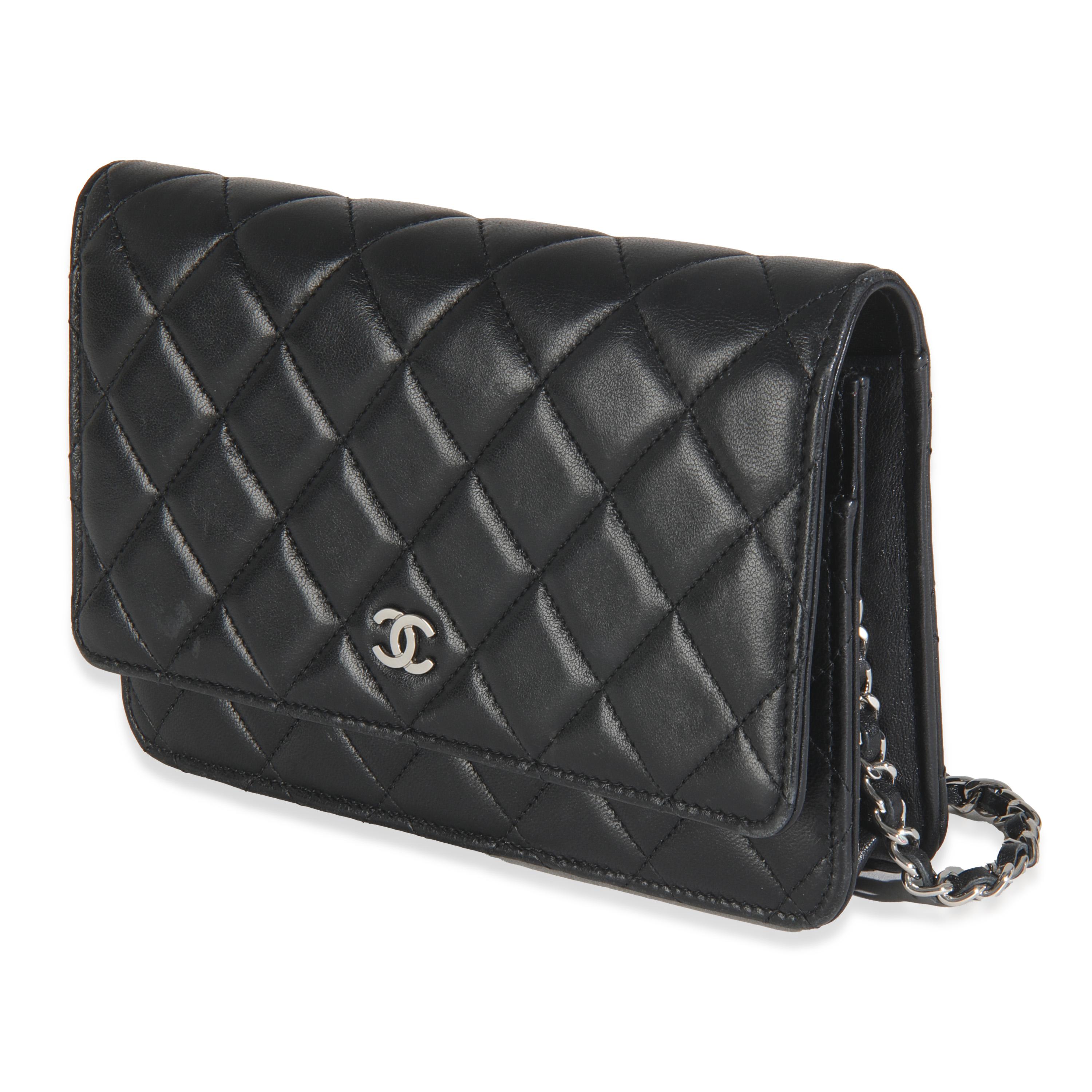 Cartera de piel de cordero acolchada negra con cadena en Bueno estado para la venta en New York, NY