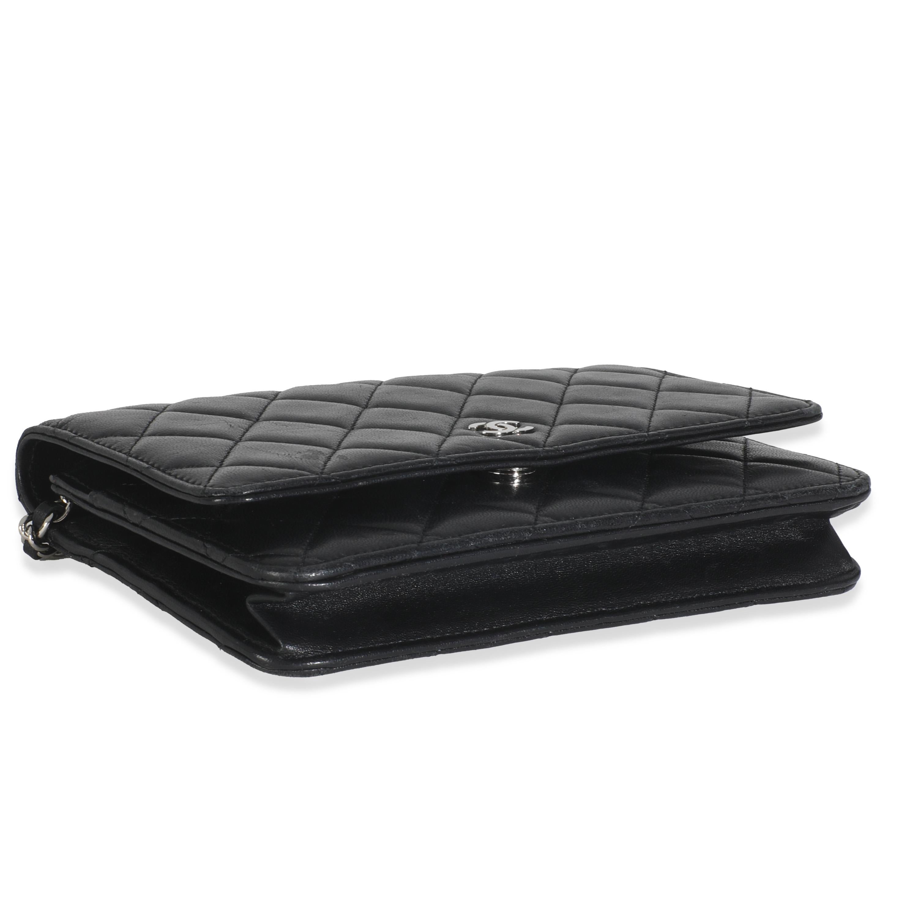 Cartera de piel de cordero acolchada negra con cadena en venta 2