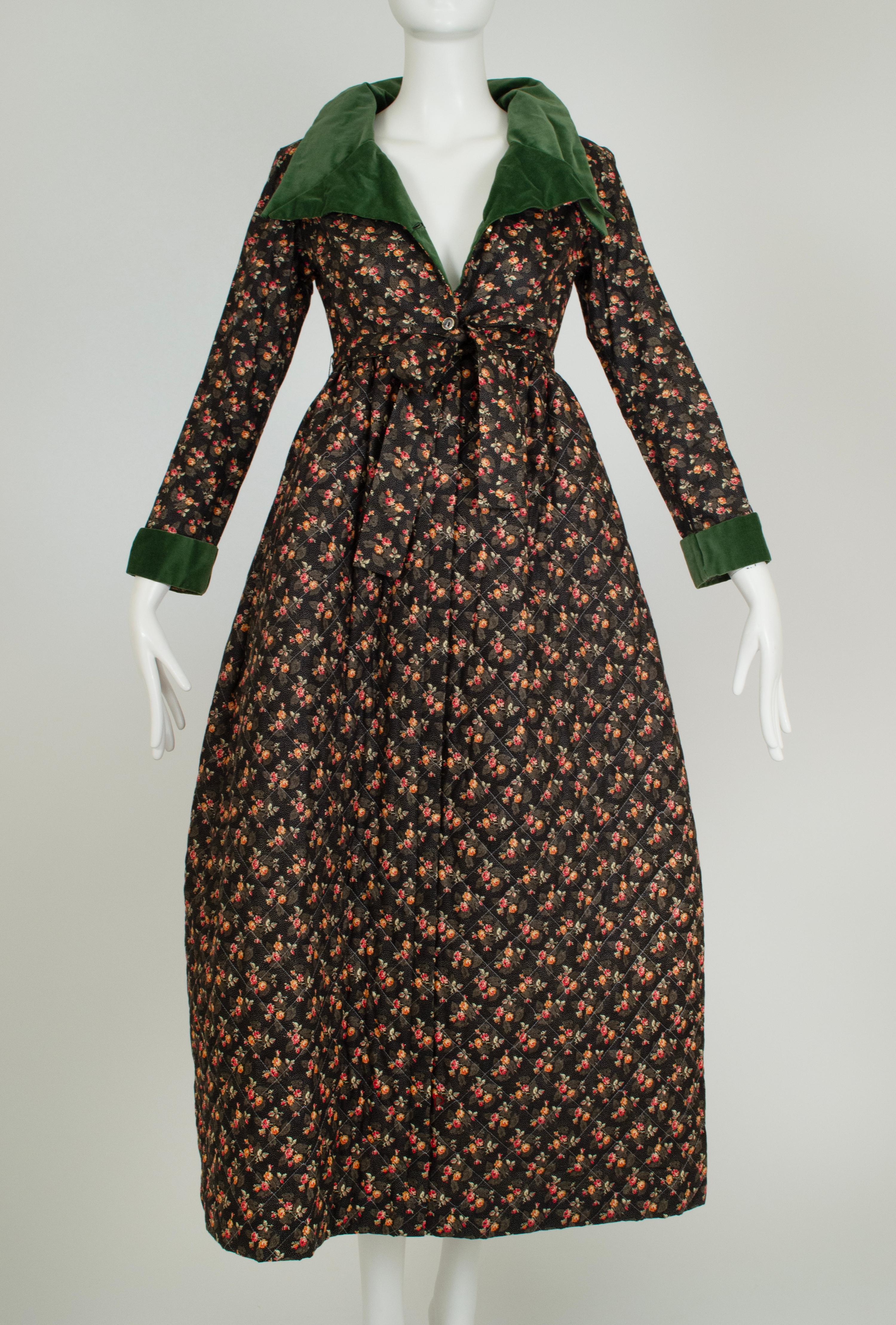 Dieses wunderschön gearbeitete Hostessen-Kleid ist mädchenhaft und raffiniert zugleich und schreit förmlich nach Unterhaltung aus der Mitte des Jahrhunderts. Der gesteppte Stoff ist bauschig genug, um weich zu sein, aber steif genug, um für sich