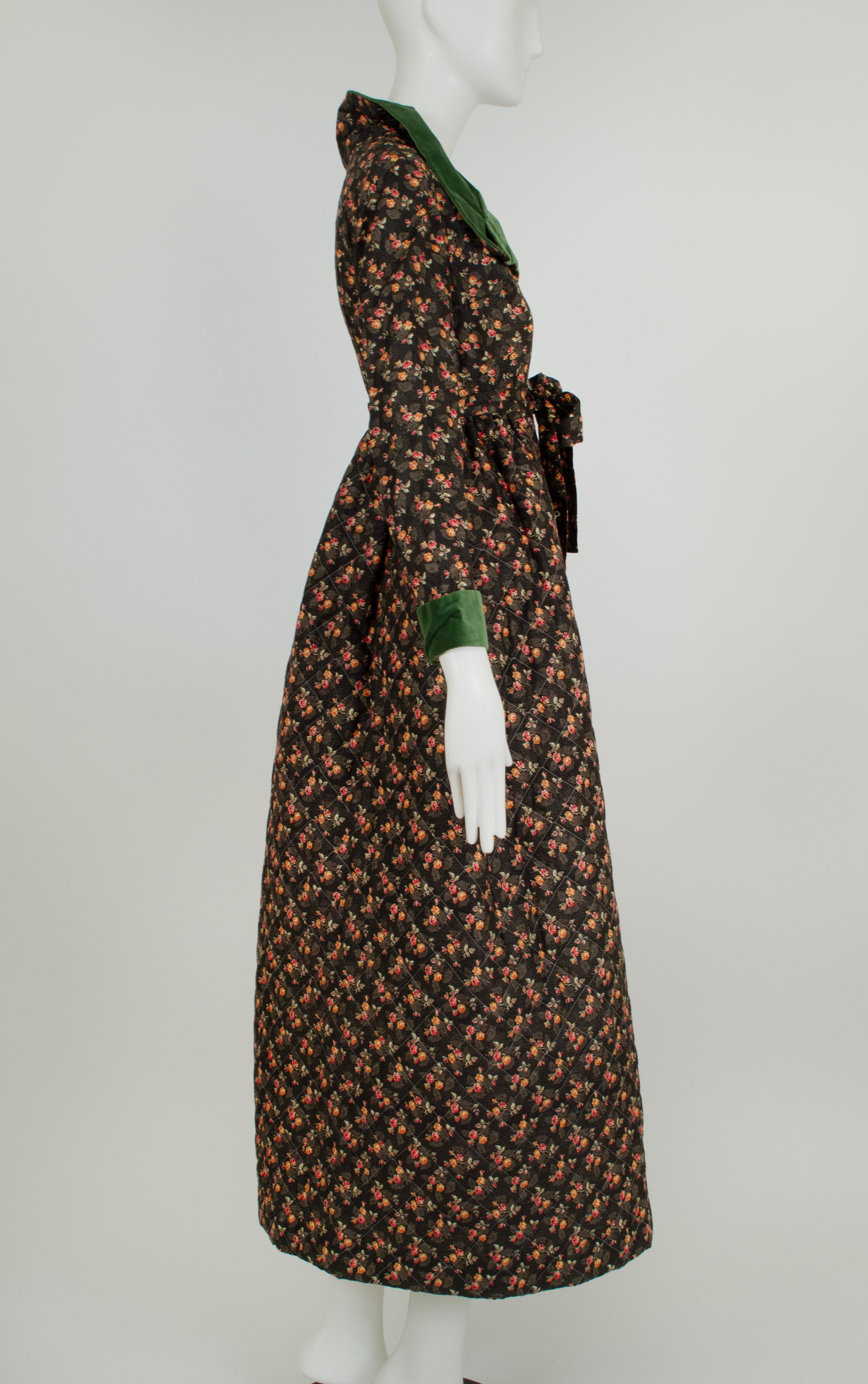 Schwarzes, gestepptes provenzalisches Hostessenkleid mit grünem Samtkragen - XS, 1950er Jahre im Zustand „Hervorragend“ im Angebot in Tucson, AZ