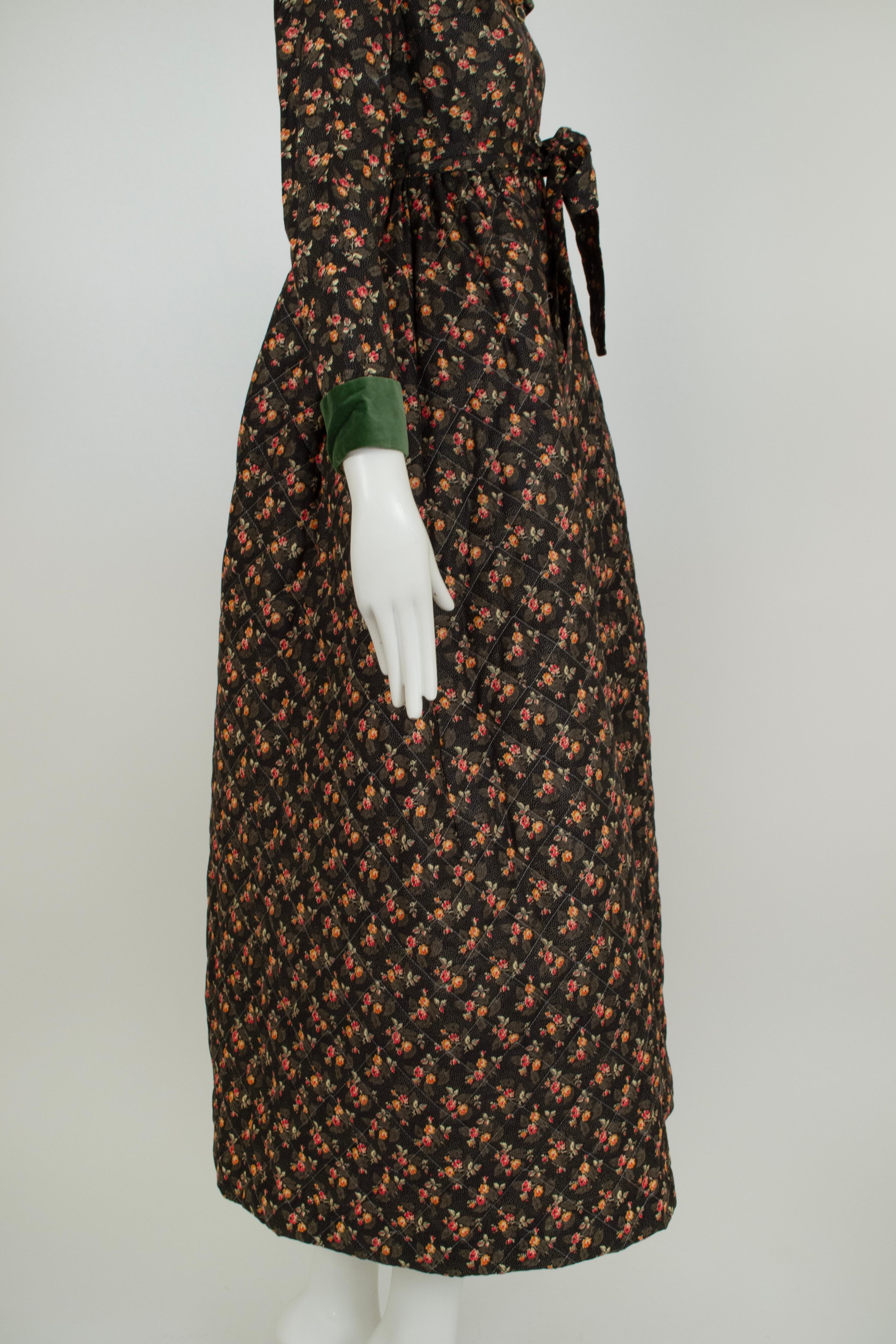 Schwarzes, gestepptes provenzalisches Hostessenkleid mit grünem Samtkragen - XS, 1950er Jahre im Angebot 1