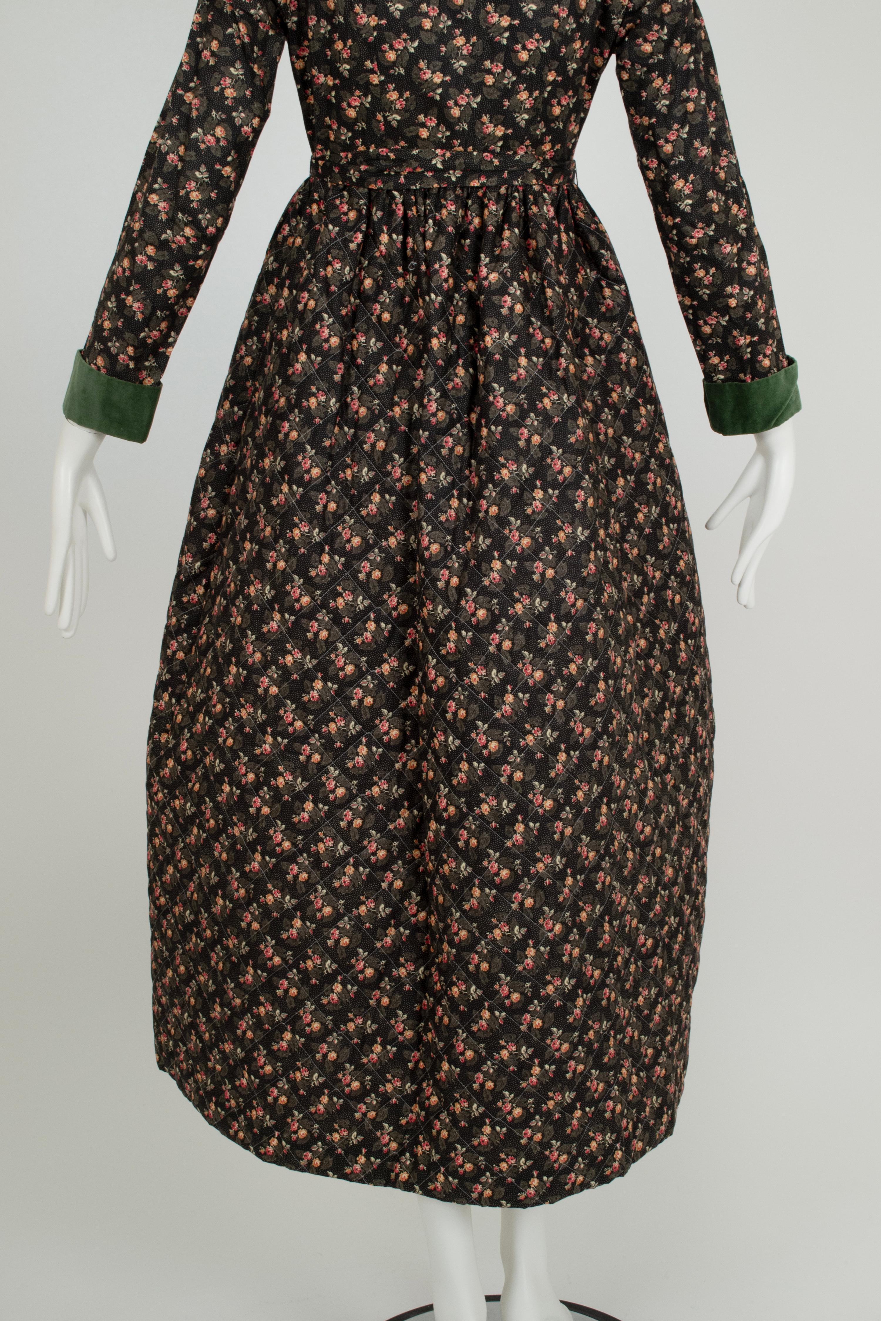 Schwarzes, gestepptes provenzalisches Hostessenkleid mit grünem Samtkragen - XS, 1950er Jahre im Angebot 2