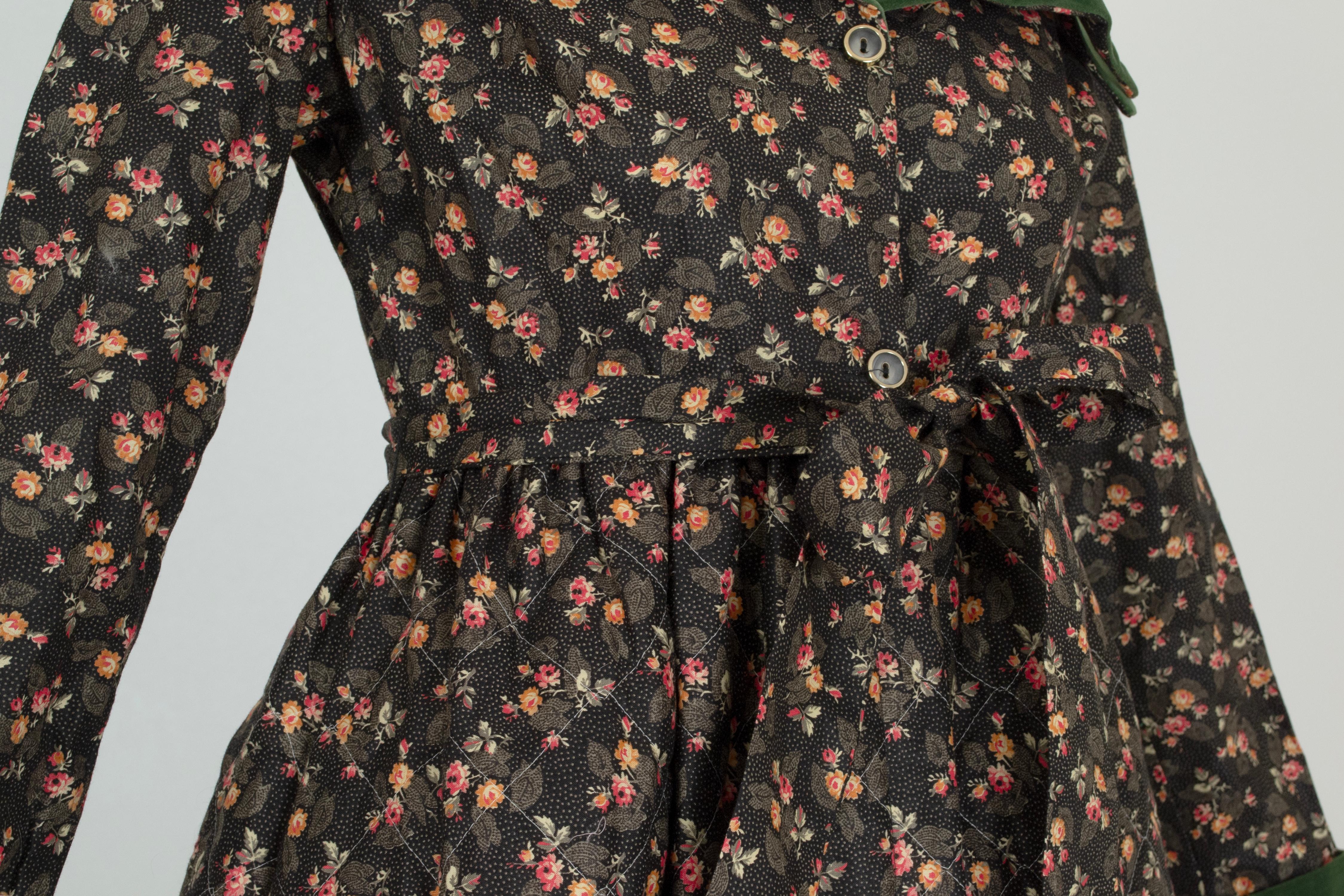 Schwarzes, gestepptes provenzalisches Hostessenkleid mit grünem Samtkragen - XS, 1950er Jahre im Angebot 3