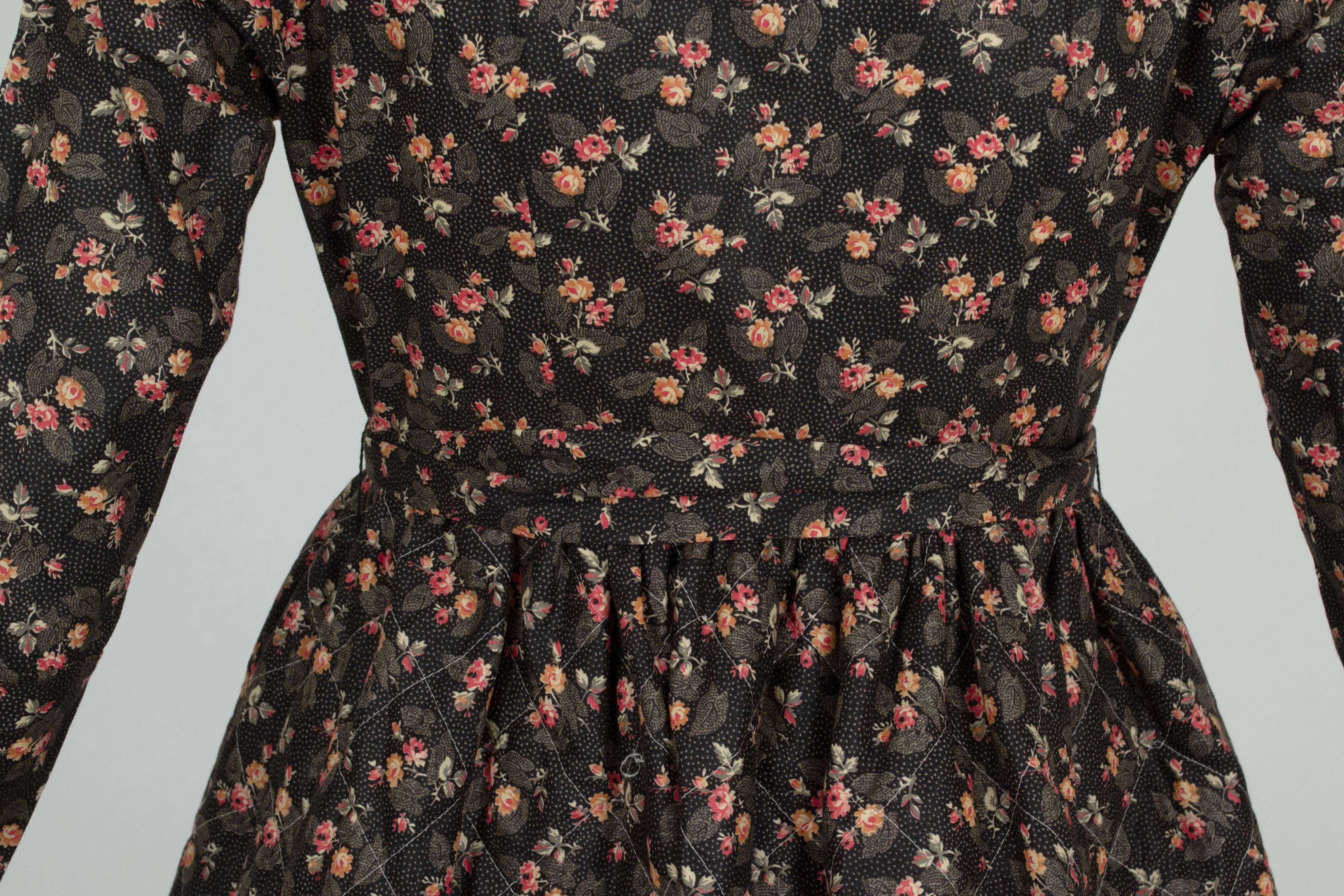 Schwarzes, gestepptes provenzalisches Hostessenkleid mit grünem Samtkragen - XS, 1950er Jahre im Angebot 4