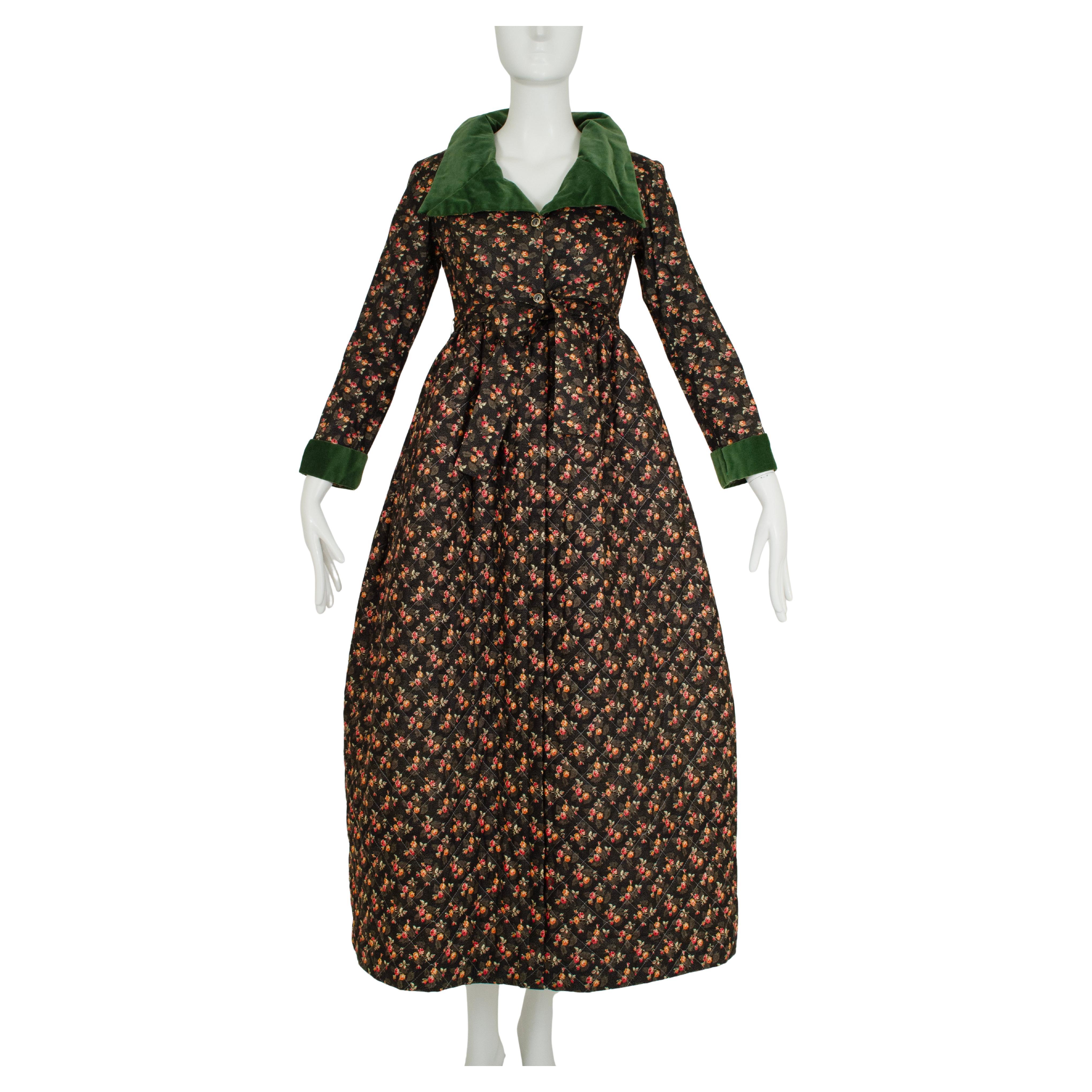 Schwarzes, gestepptes provenzalisches Hostessenkleid mit grünem Samtkragen - XS, 1950er Jahre im Angebot