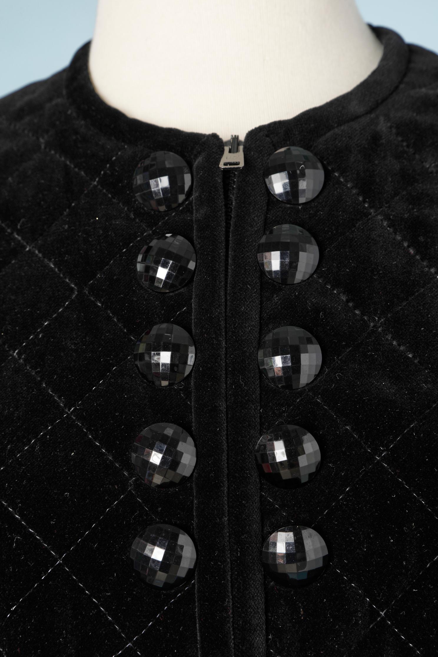 Black quilted velvet jacket with decorative buttons and zip in the middle front.
SIZE 40 (Fr) L (Us)
