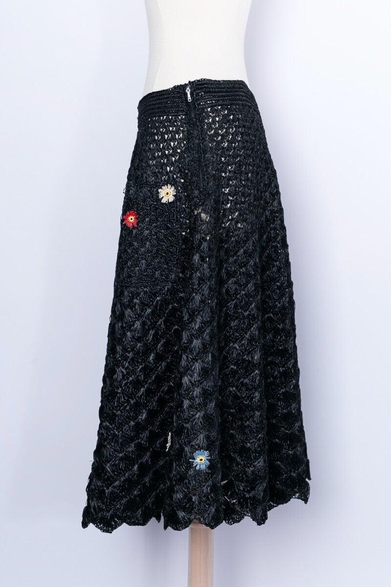 Black raffia skirt embroidered with small flowers. It features two patch pockets and metal zip. No composition or size tag, it fits a size 36FR/38FR.

Additional information:
Condition: Very good condition
Dimensions: Waist: 38 cm (15 in) - Hips: 54