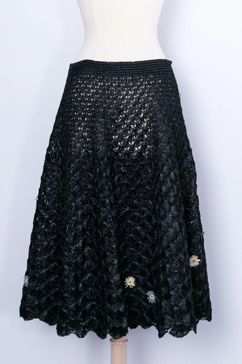 Black Raffia Skirt Embroidered with Small Flowers In Excellent Condition For Sale In SAINT-OUEN-SUR-SEINE, FR