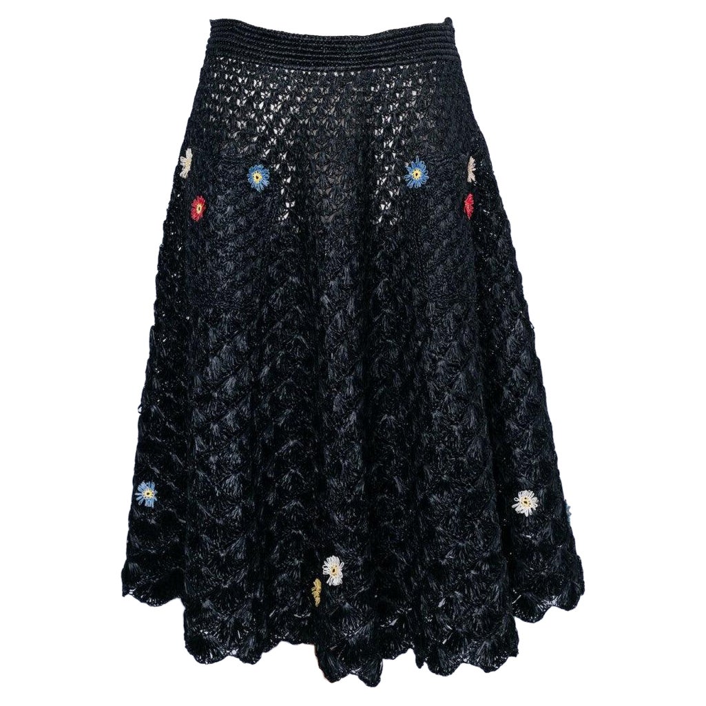 Schwarzer Raffia-Rock aus schwarzem Raffia mit kleinen Blumen bestickt