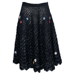 Schwarzer Raffia-Rock aus schwarzem Raffia mit kleinen Blumen bestickt