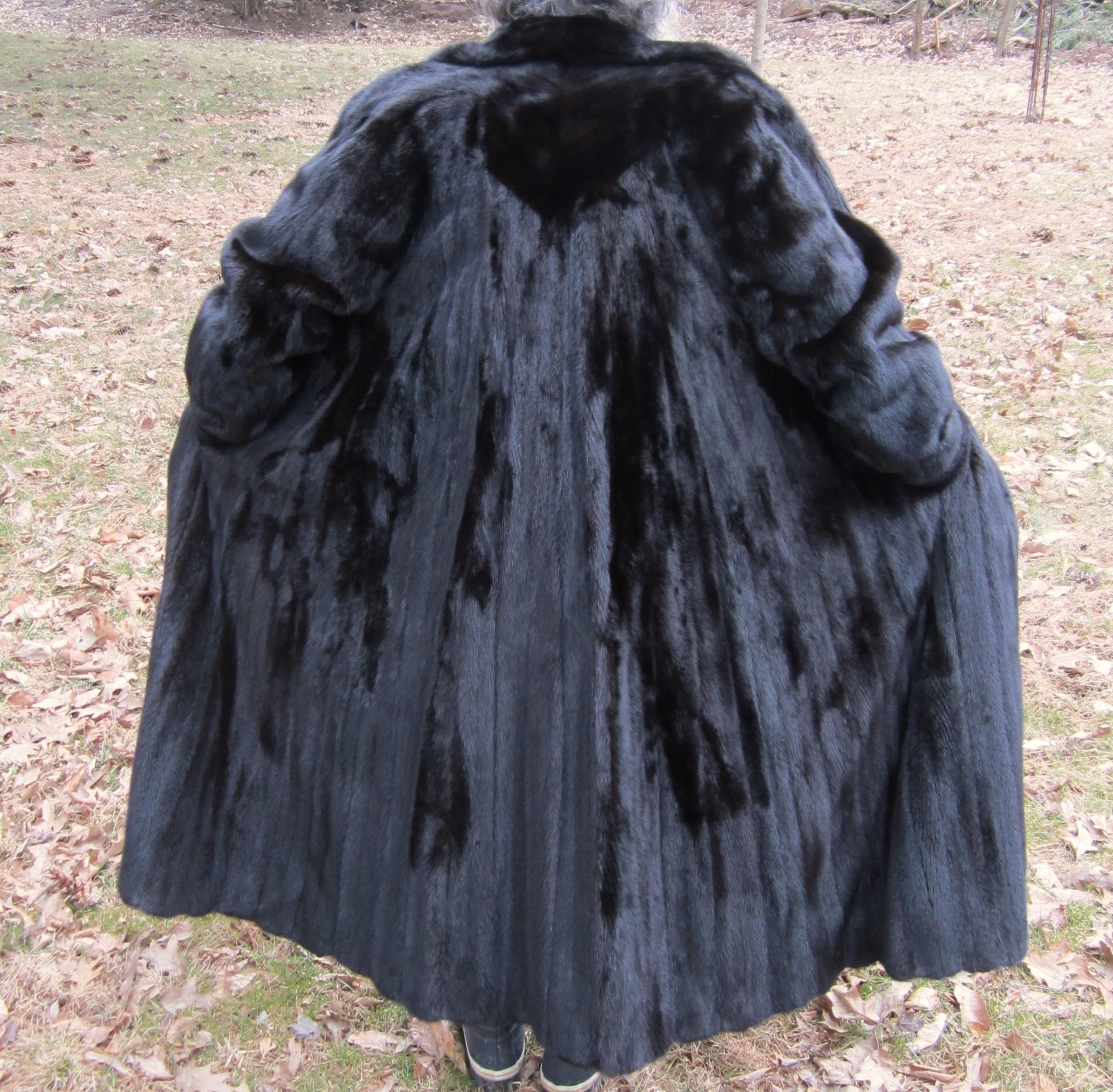 Black Ranch Mink Full Swing Coat 12-14 Authentic Black Diamond In Good Condition For Sale In Wallkill, NY