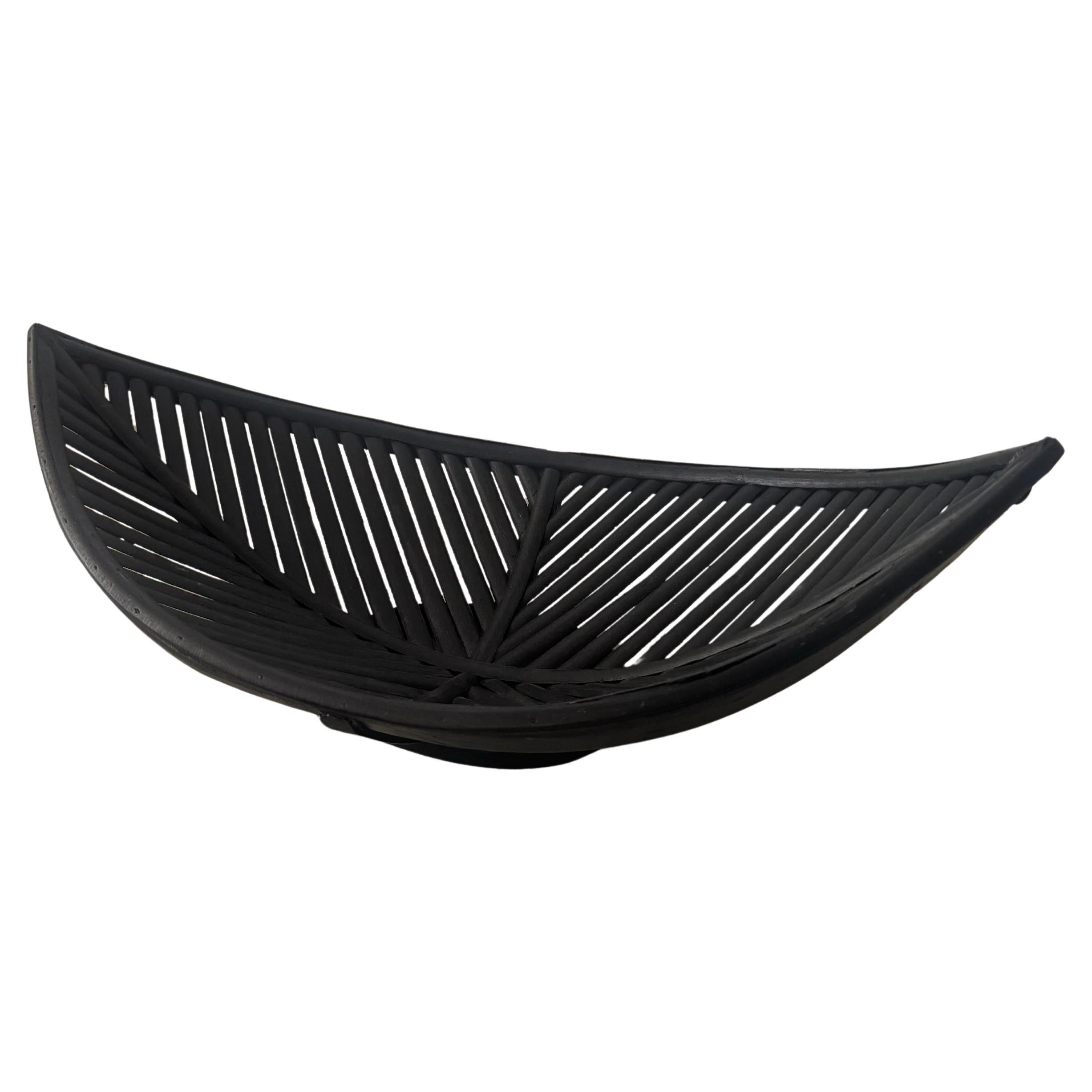 Centre de table en rotin noir en vente