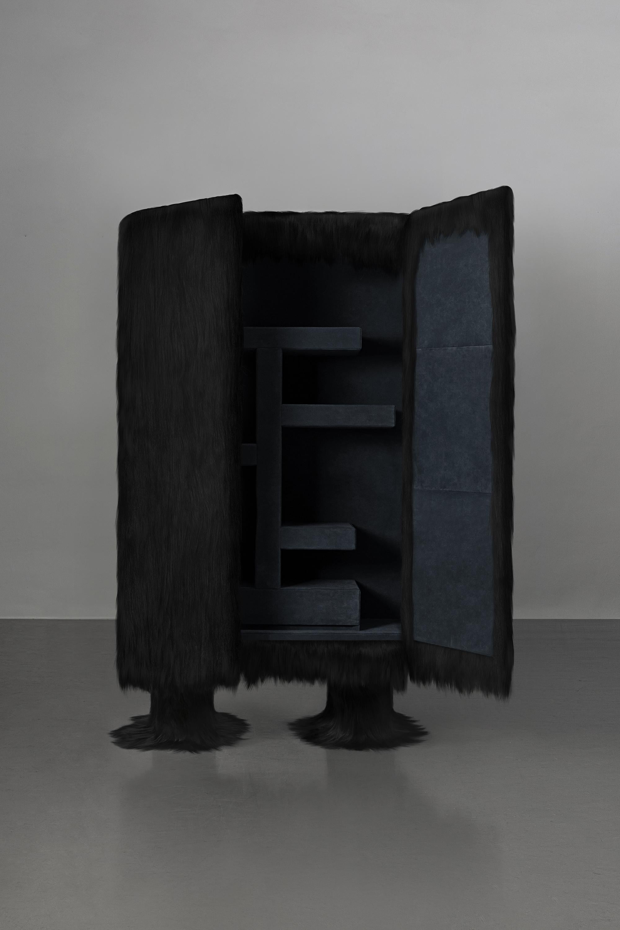 Européen Armoire noire brute avec découpes en fourrure de chèvre de l'Atelier V&F en vente