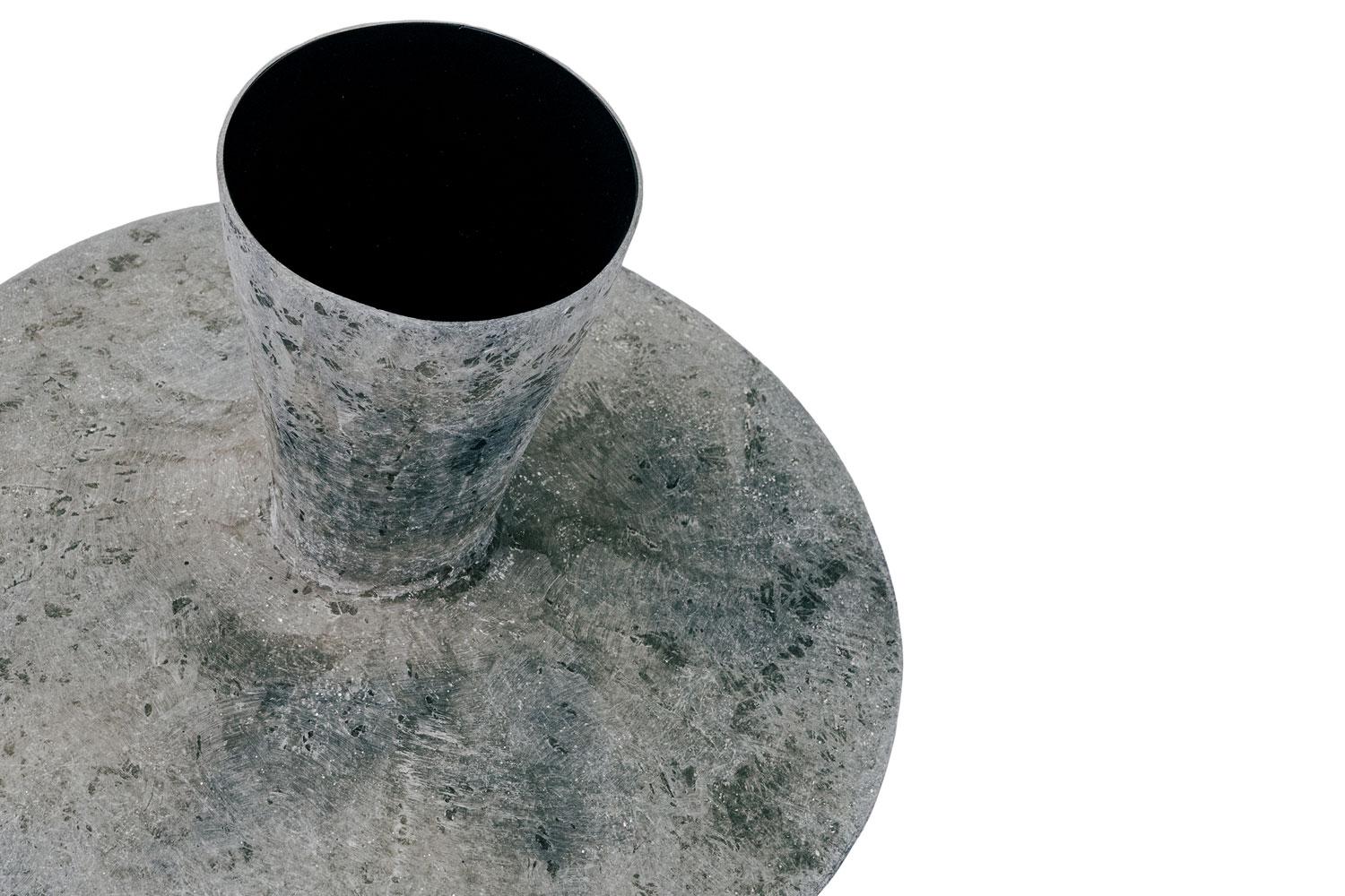 Organique Sculpture basse Echo en fibre de verre brute noire, Imperfetto en vente