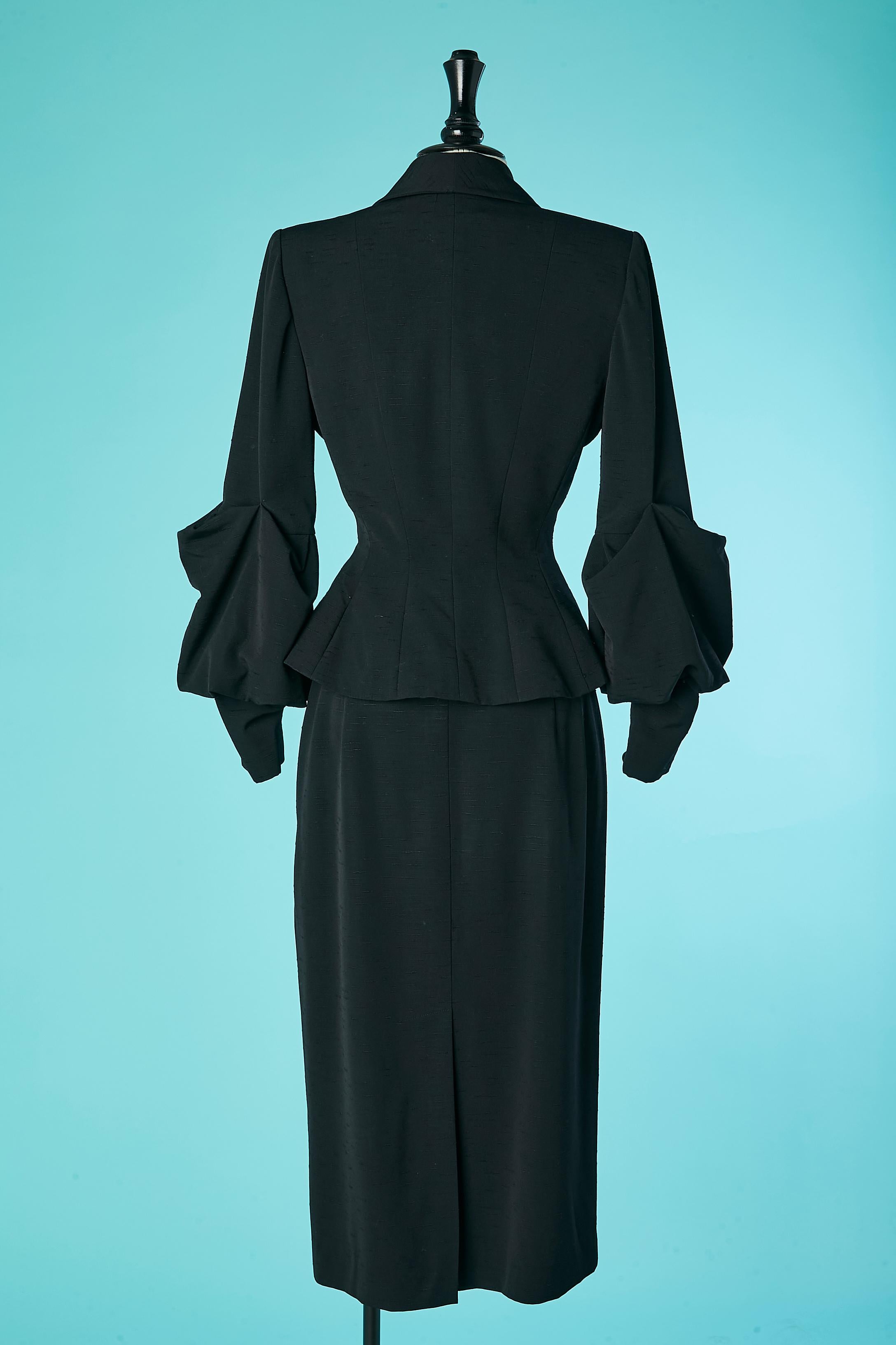 Schwarzer Rock-Anzug aus Rohseide mit Perlenstickerei undbbling-Ärmeln von Lilli Ann  im Angebot 3