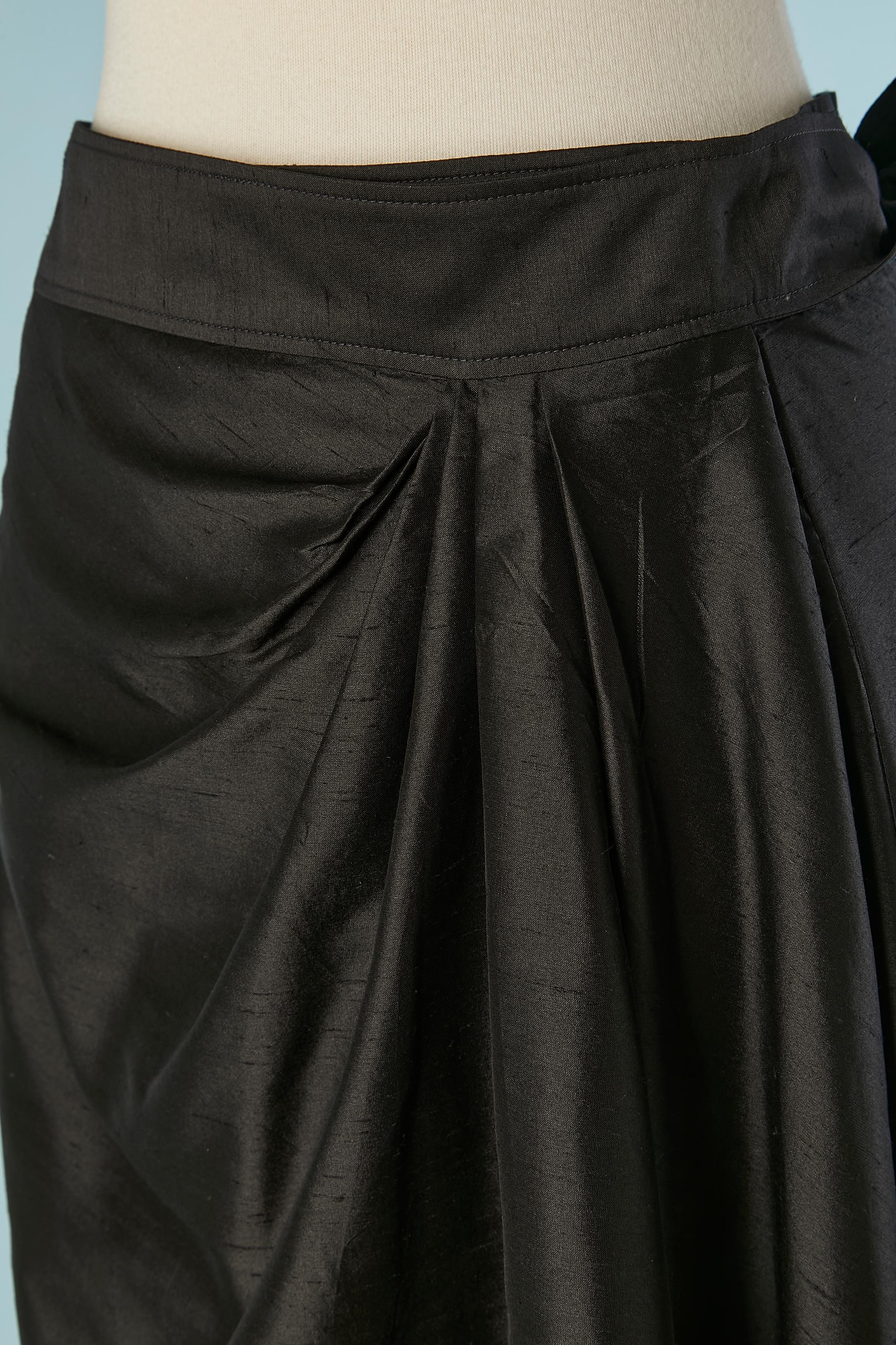 Falda larga de seda cruda negra. Botón interior y cierre de ojal + un corchete oculto en el otro lado. 
TALLA : 40 (Fr) L 