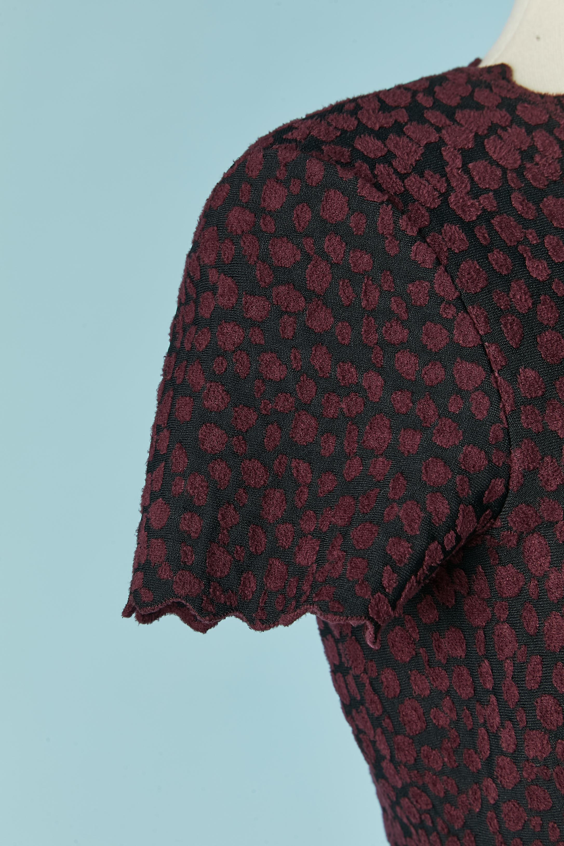 Donna Abito a maniche corte in rayon nero e maglia jacquard vellutata bordeaux ALAIA in vendita