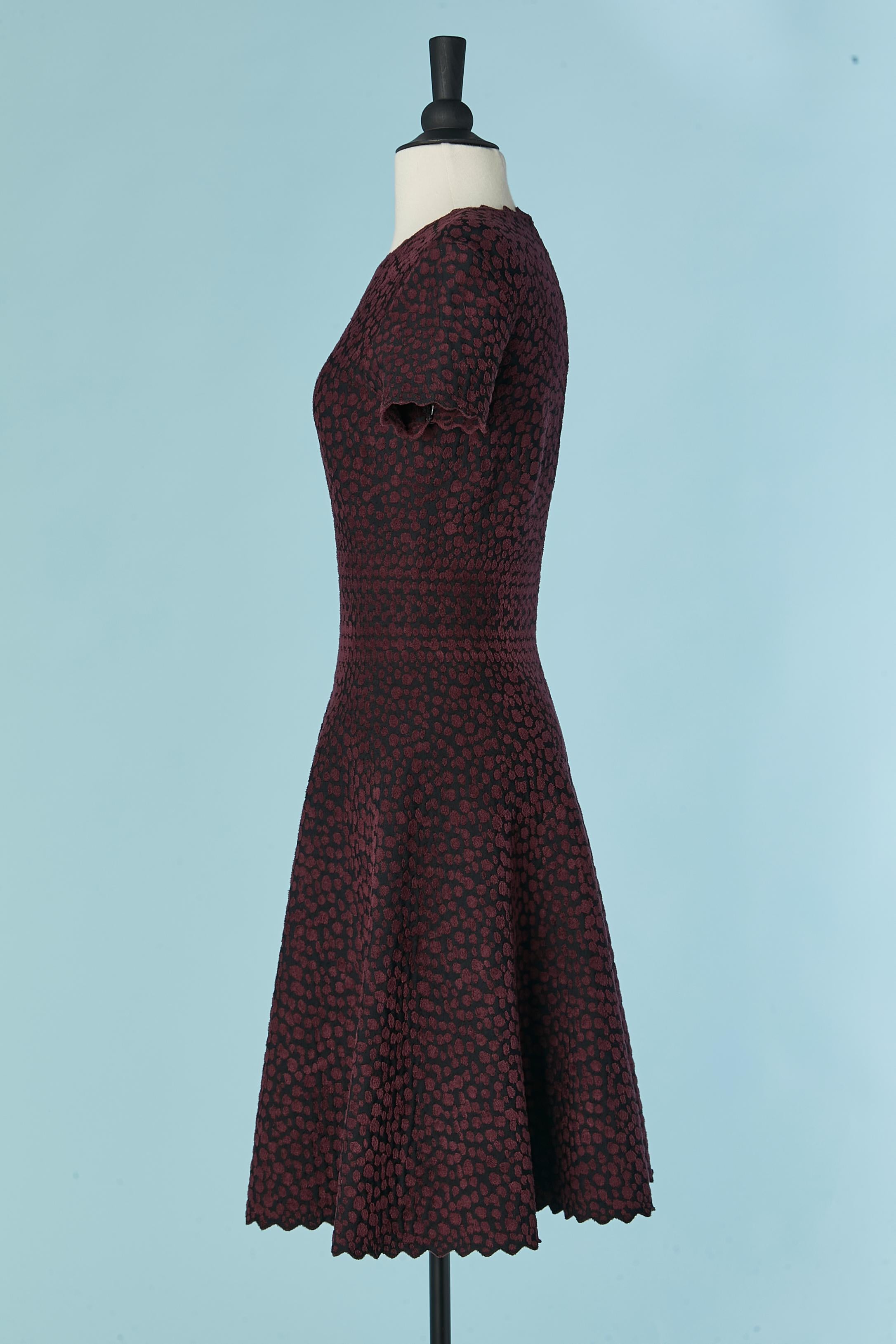 Abito a maniche corte in rayon nero e maglia jacquard vellutata bordeaux ALAIA in vendita 1