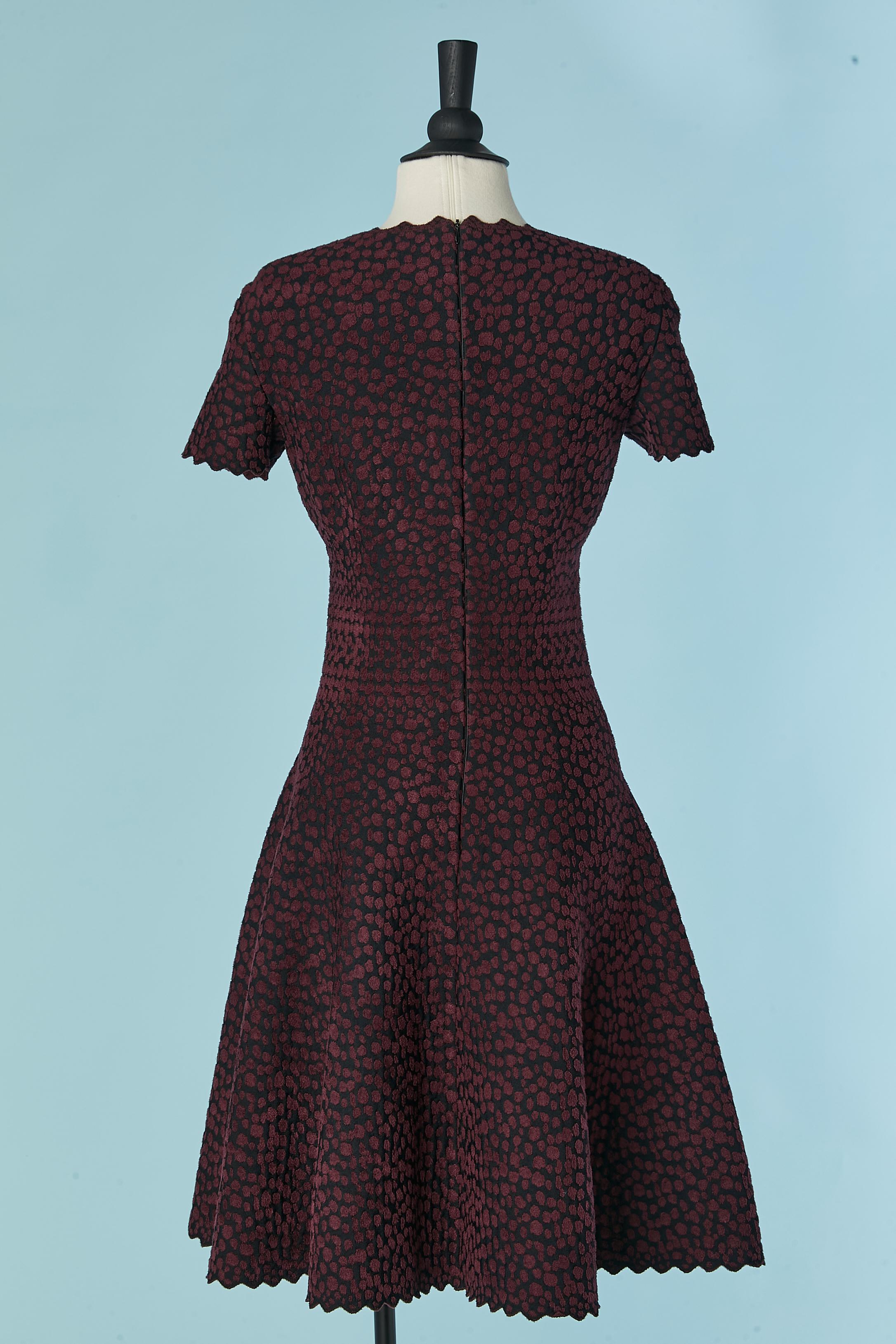 Abito a maniche corte in rayon nero e maglia jacquard vellutata bordeaux ALAIA in vendita 2