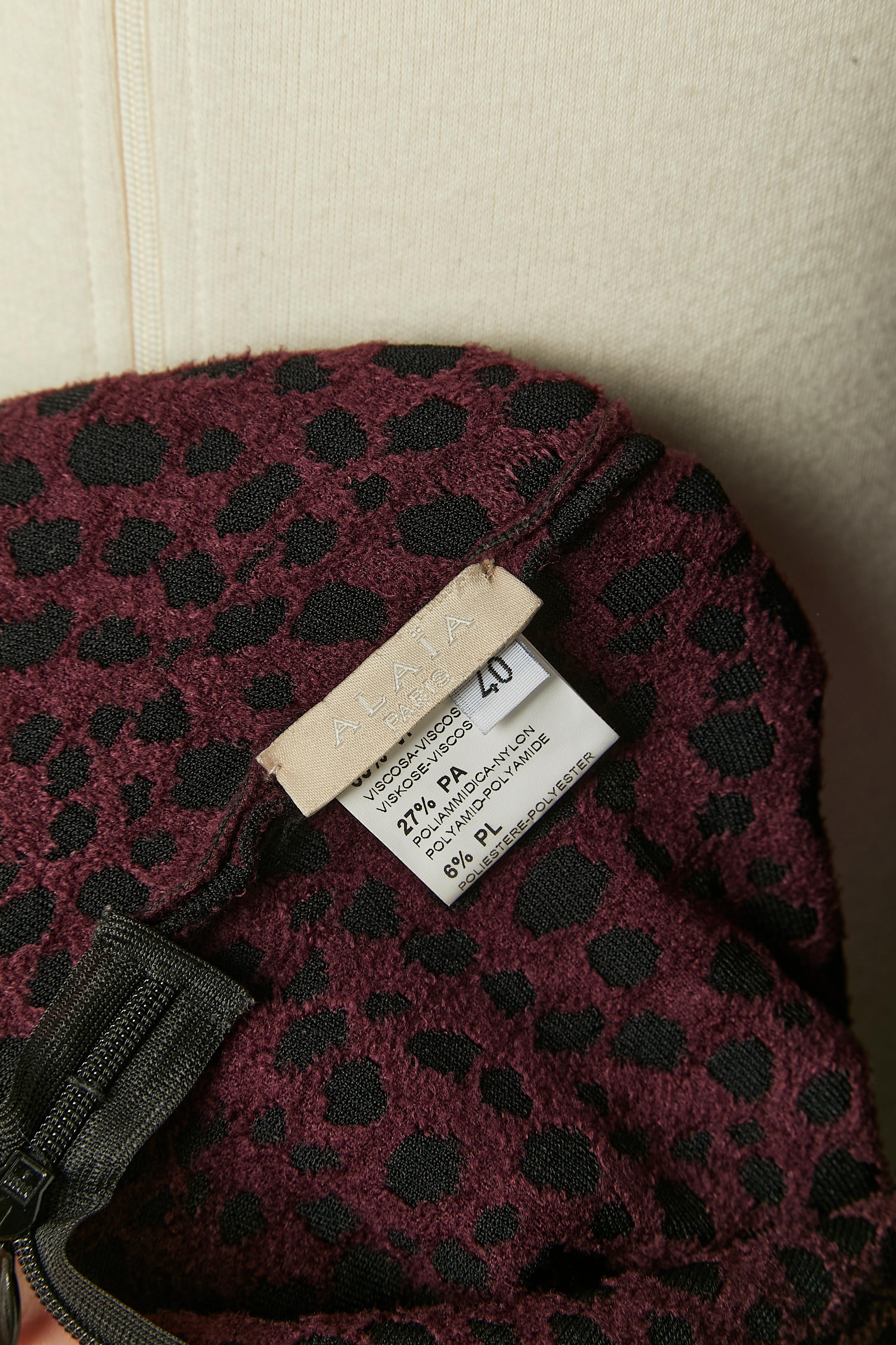 Abito a maniche corte in rayon nero e maglia jacquard vellutata bordeaux ALAIA in vendita 3