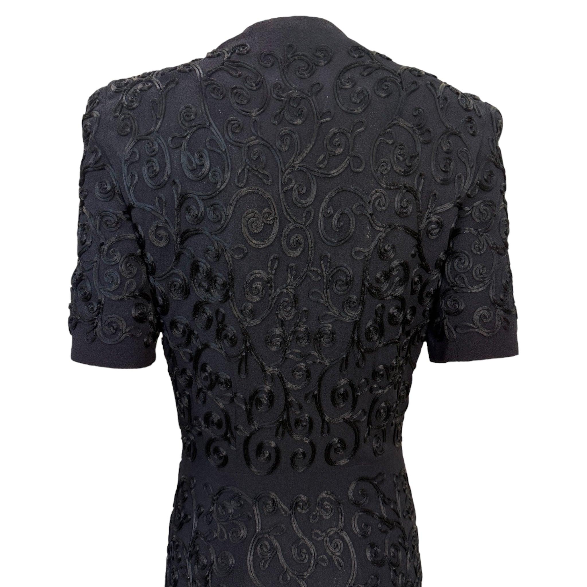 Nero Abito a camicia in crepe di rayon nero con decorazioni a soutache, anni '40 in vendita