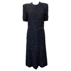 Abito a camicia in crepe di rayon nero con decorazioni a soutache, anni '40