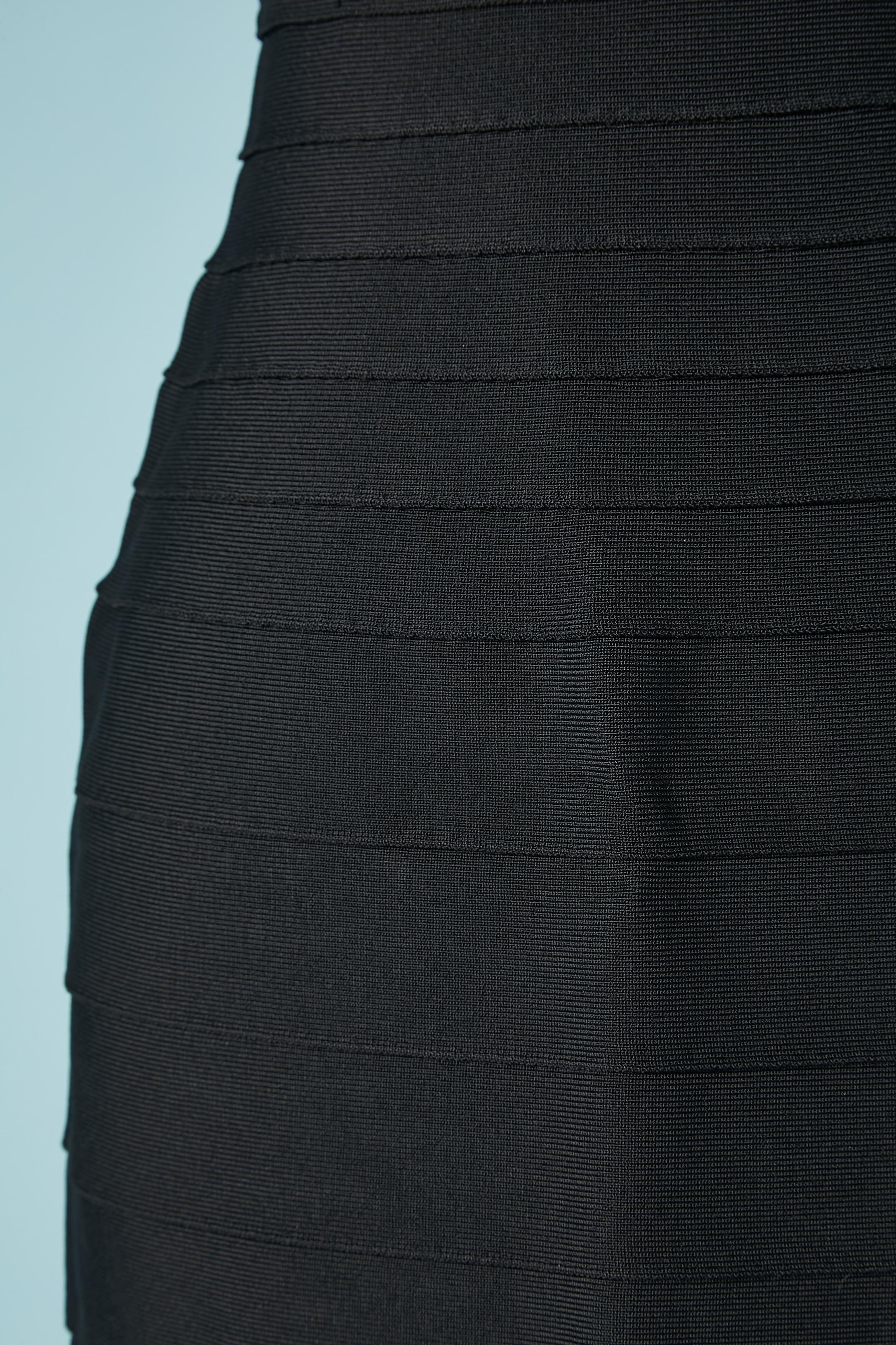 Noir Robe de cocktail à bandes en jersey de rayonne noir sur une base de tulle nude Hervé Leger  en vente