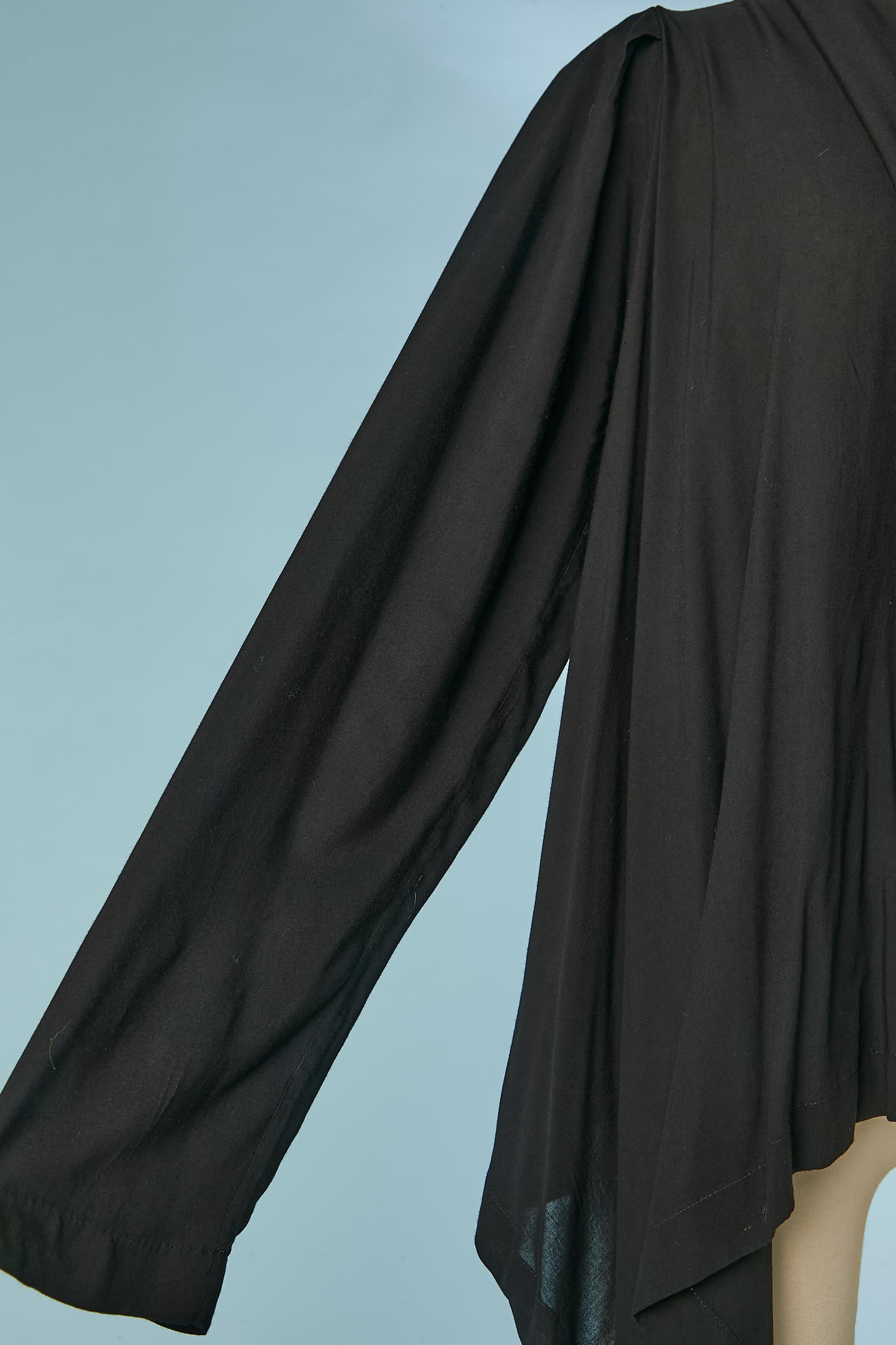 Black rayon shirt . 
Lenght middle front : 65cm
Lenght on the side: 80cm
No closure, can also be tied. 
SIZE 40 (Fr) L 
