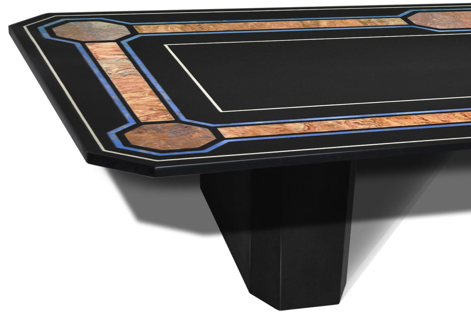 Ardoise noire de luxe  Table de salle à manger rectangulaire de Cupioli à la silhouette élégante, cette table est caractérisée par les incrustations géométriques de scagliola en deux couleurs vibrantes contrastant avec le fond noir ardoise uni.