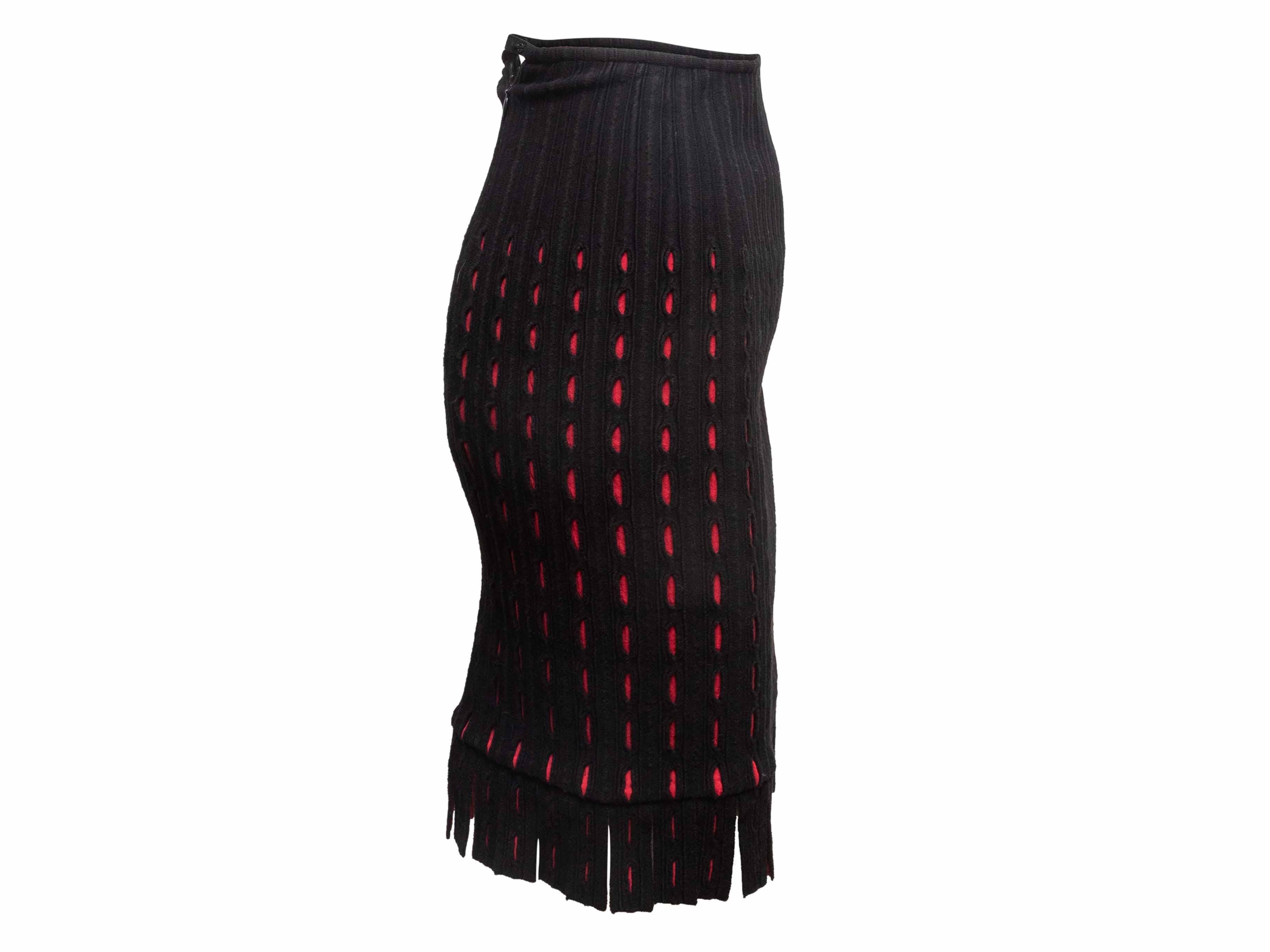 Jupe bodycon en tricot noir et rouge, Alaia. Bordure à franges à l'ourlet. Fermeture à glissière noire. Taille 23