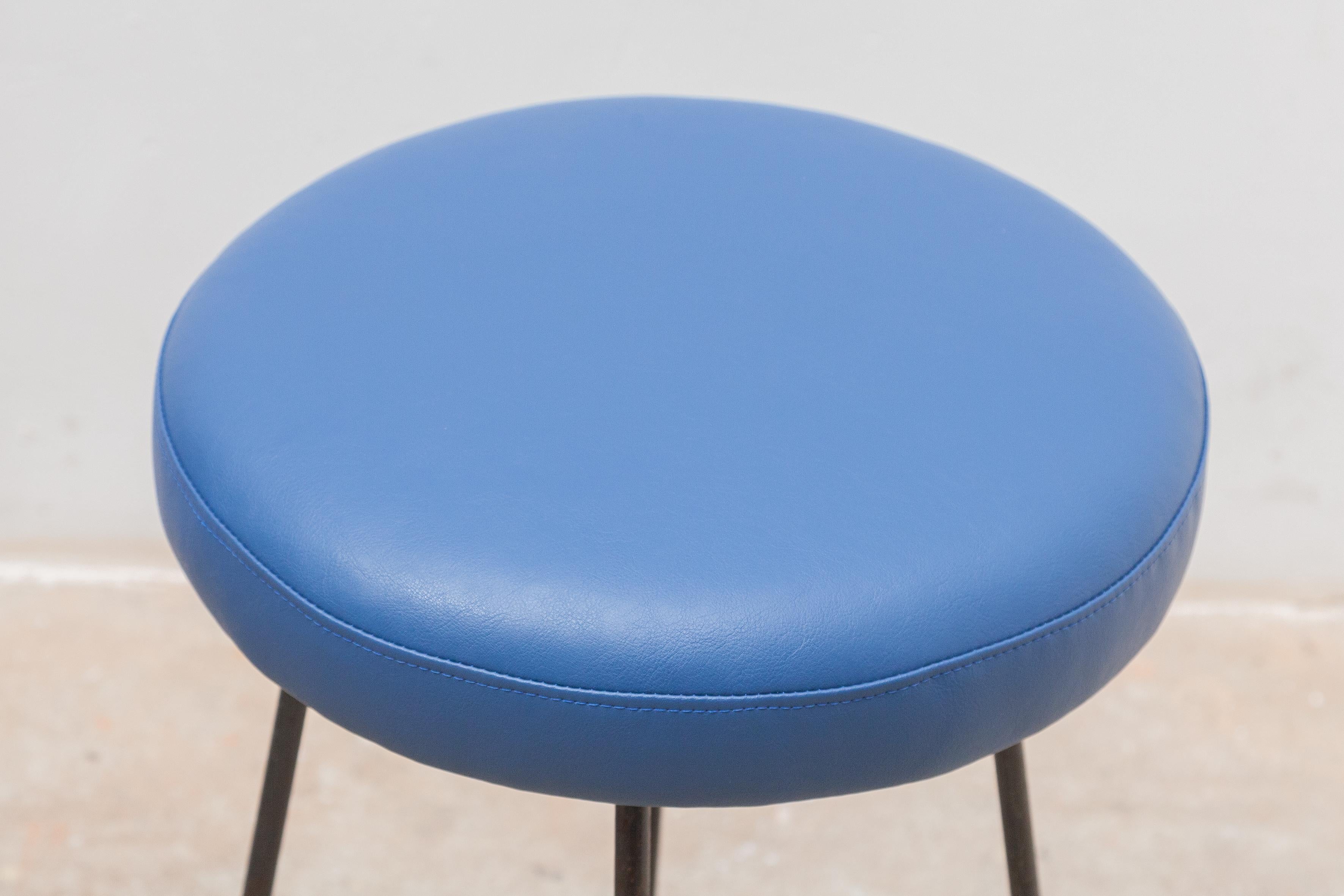 Taburetes bajos de bar con asientos negros, rojos y azules, años 50 Francia Hecho a mano en venta