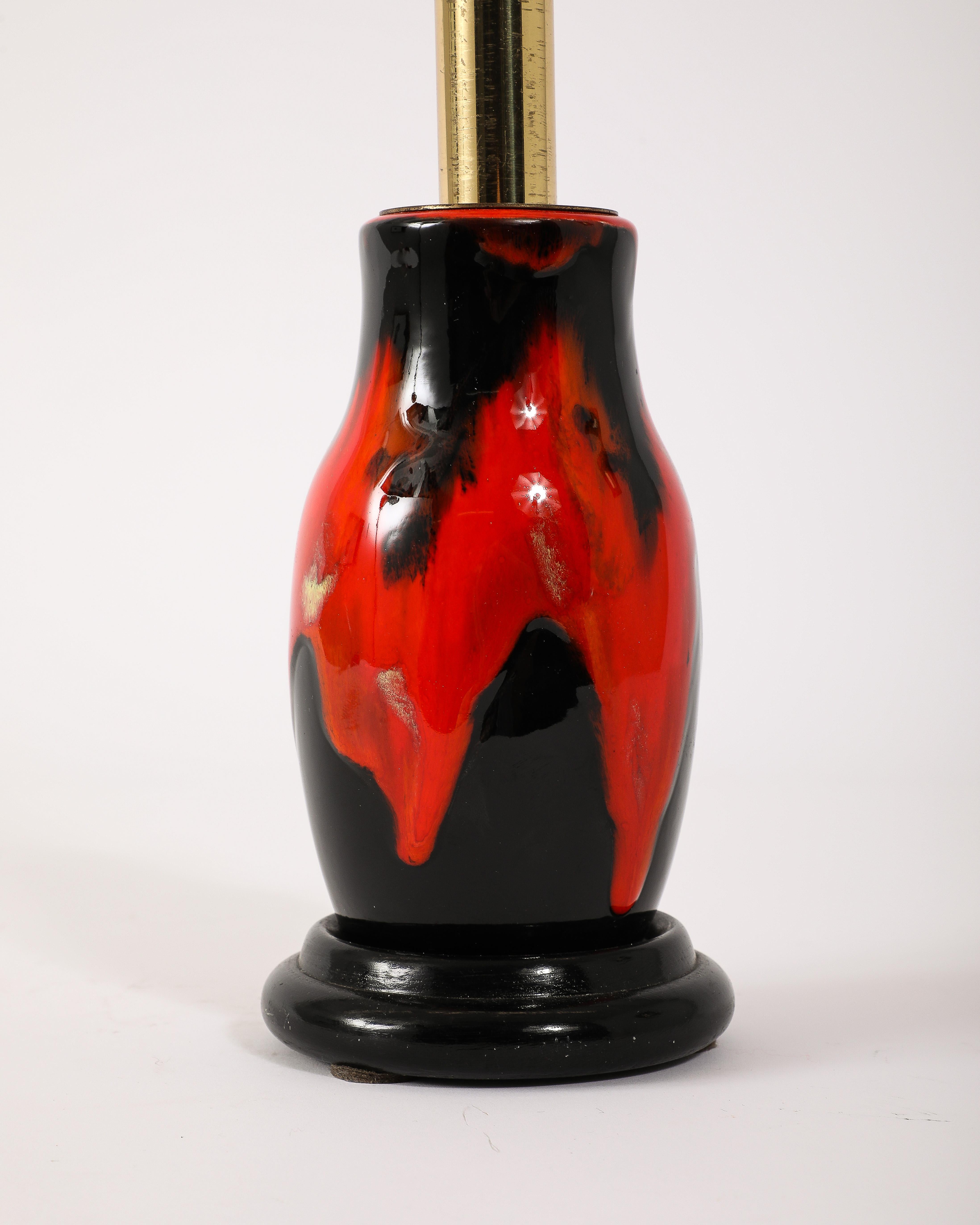 Lámpara de mesa Vallauris esmaltada en negro y rojo, Francia Años 60 en venta 3